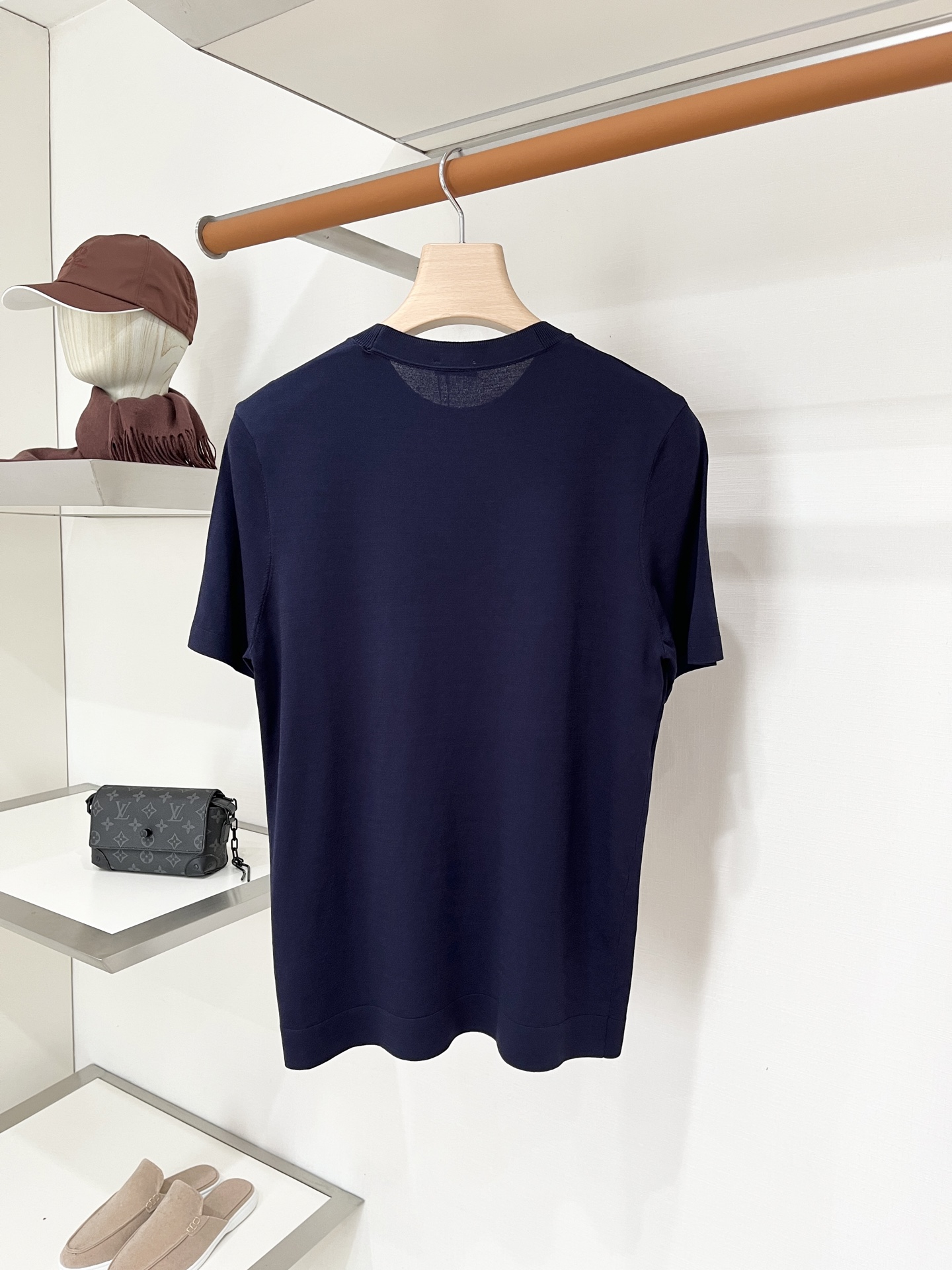 Brunello Cucinelli、2026新品短袖T恤，帅气时尚，胸前精致凹凸刺绣图案logo，简约百搭款。面料针织