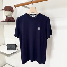 Brunello Cucinelli、2026新品短袖T恤,帅气时尚,胸前精致凹凸刺绣图案logo,简约百搭款。面料针织 Brunello Cucinelli、2026新品短袖T恤,帅气时尚,胸前精致凹凸刺绣图案logo,简约百搭款。面料针织