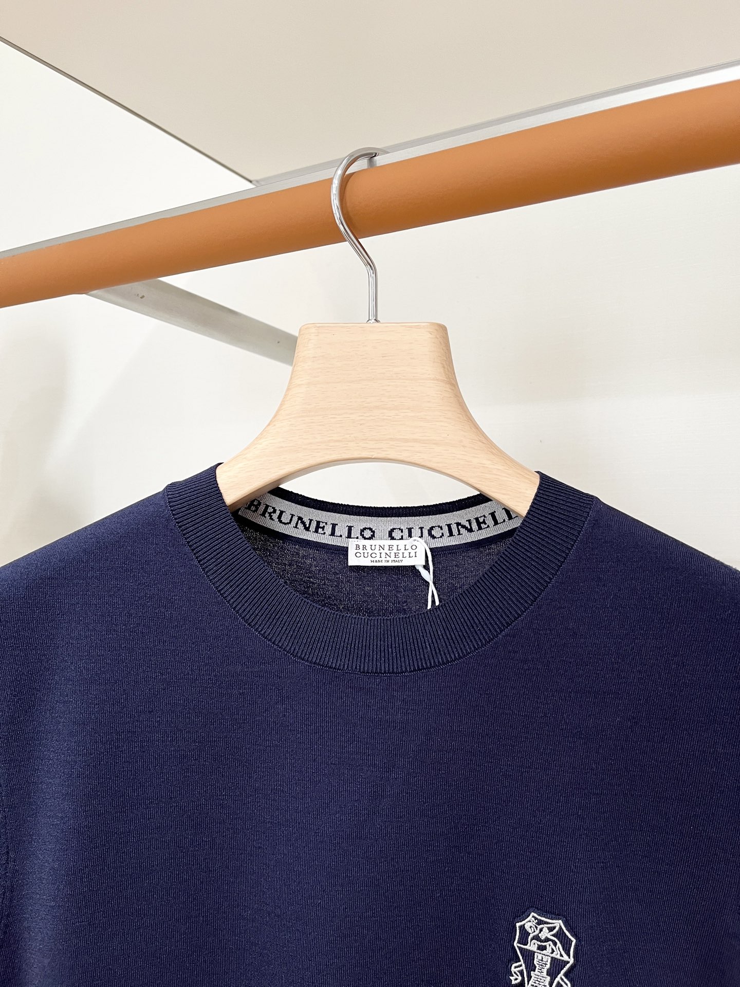 Brunello Cucinelli、2026新品短袖T恤，帅气时尚，胸前精致凹凸刺绣图案logo，简约百搭款。面料针织