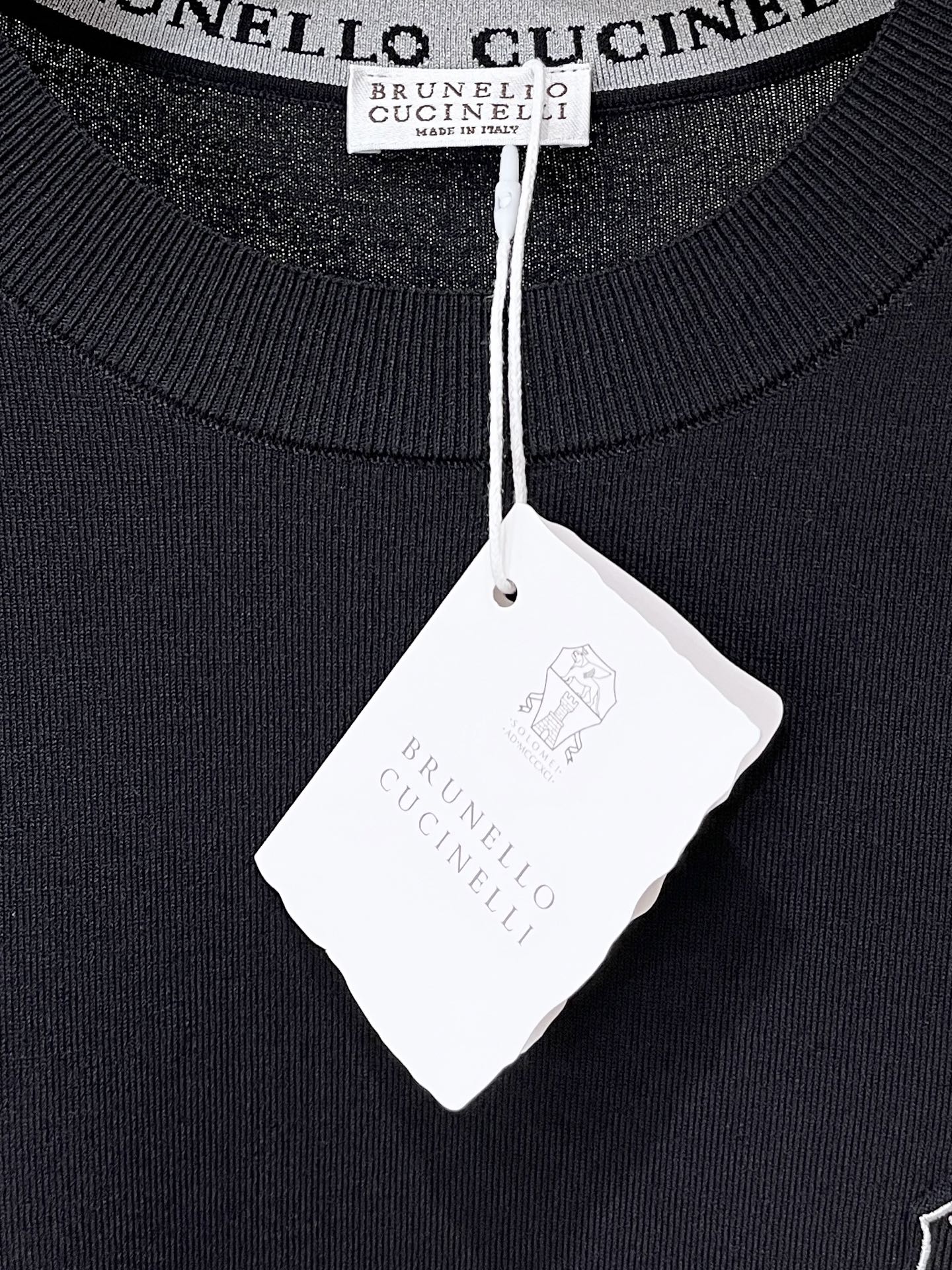 Brunello Cucinelli、2026新品短袖T恤，帅气时尚，胸前精致凹凸刺绣图案logo，简约百搭款。面料针织