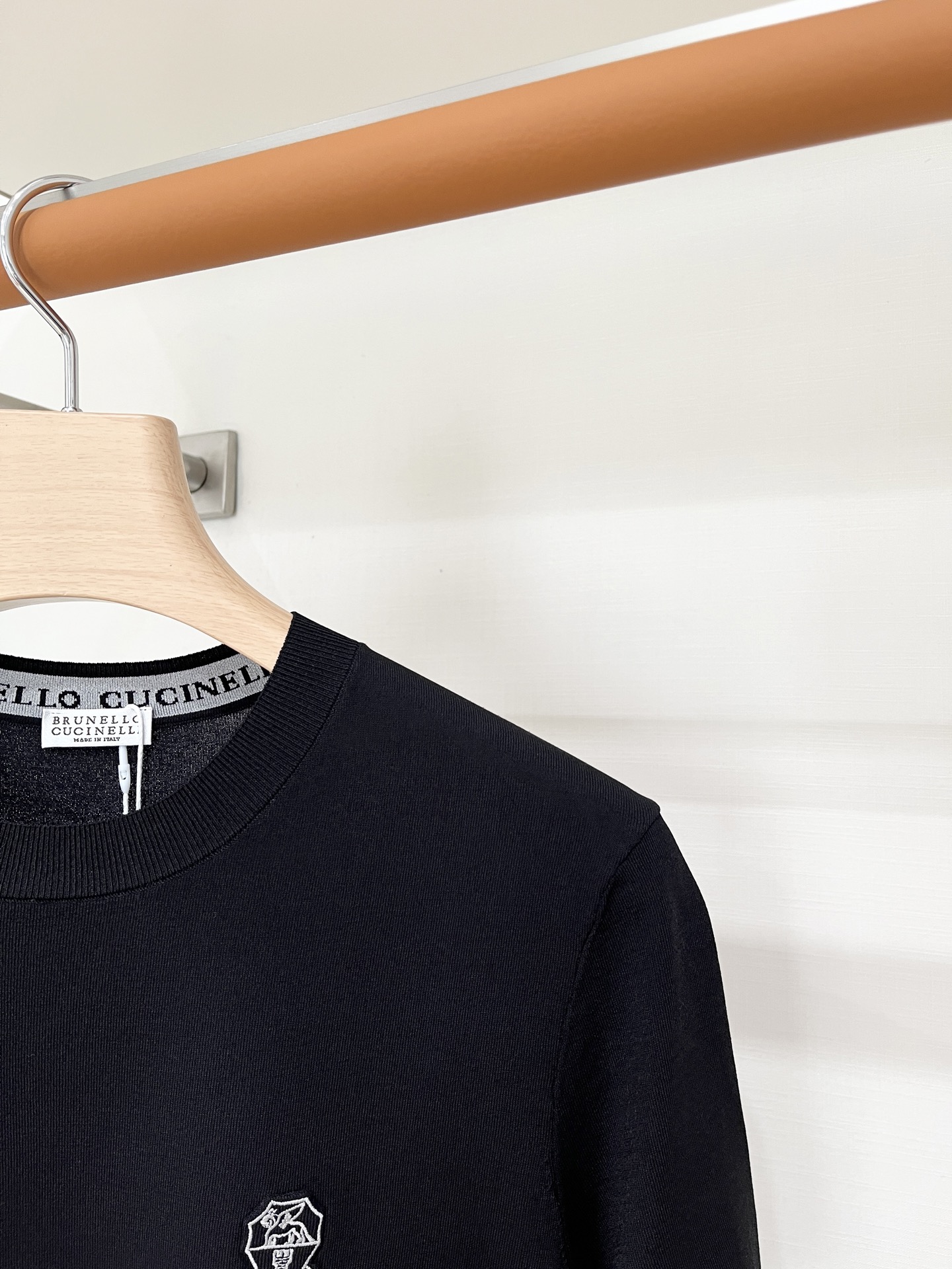 Brunello Cucinelli、2026新品短袖T恤，帅气时尚，胸前精致凹凸刺绣图案logo，简约百搭款。面料针织