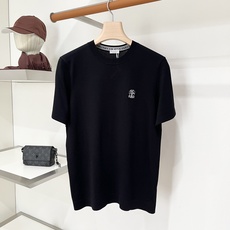Brunello Cucinelli、2026新品短袖T恤,帅气时尚,胸前精致凹凸刺绣图案logo,简约百搭款。面料针织 Brunello Cucinelli、2026新品短袖T恤,帅气时尚,胸前精致凹凸刺绣图案logo,简约百搭款。面料针织