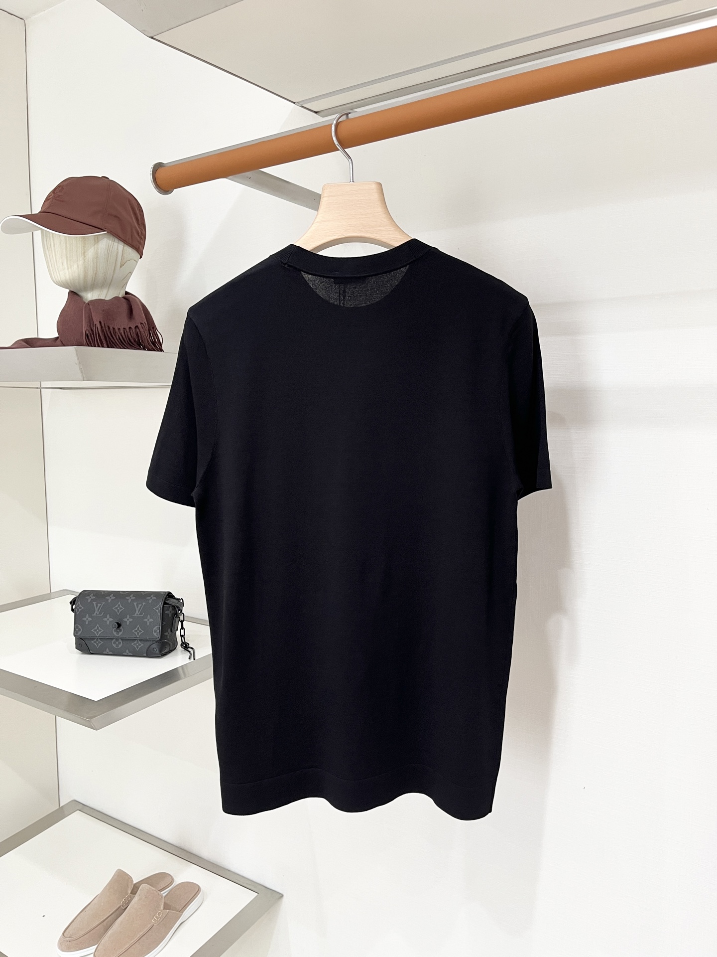 Brunello Cucinelli、2026新品短袖T恤，帅气时尚，胸前精致凹凸刺绣图案logo，简约百搭款。面料针织