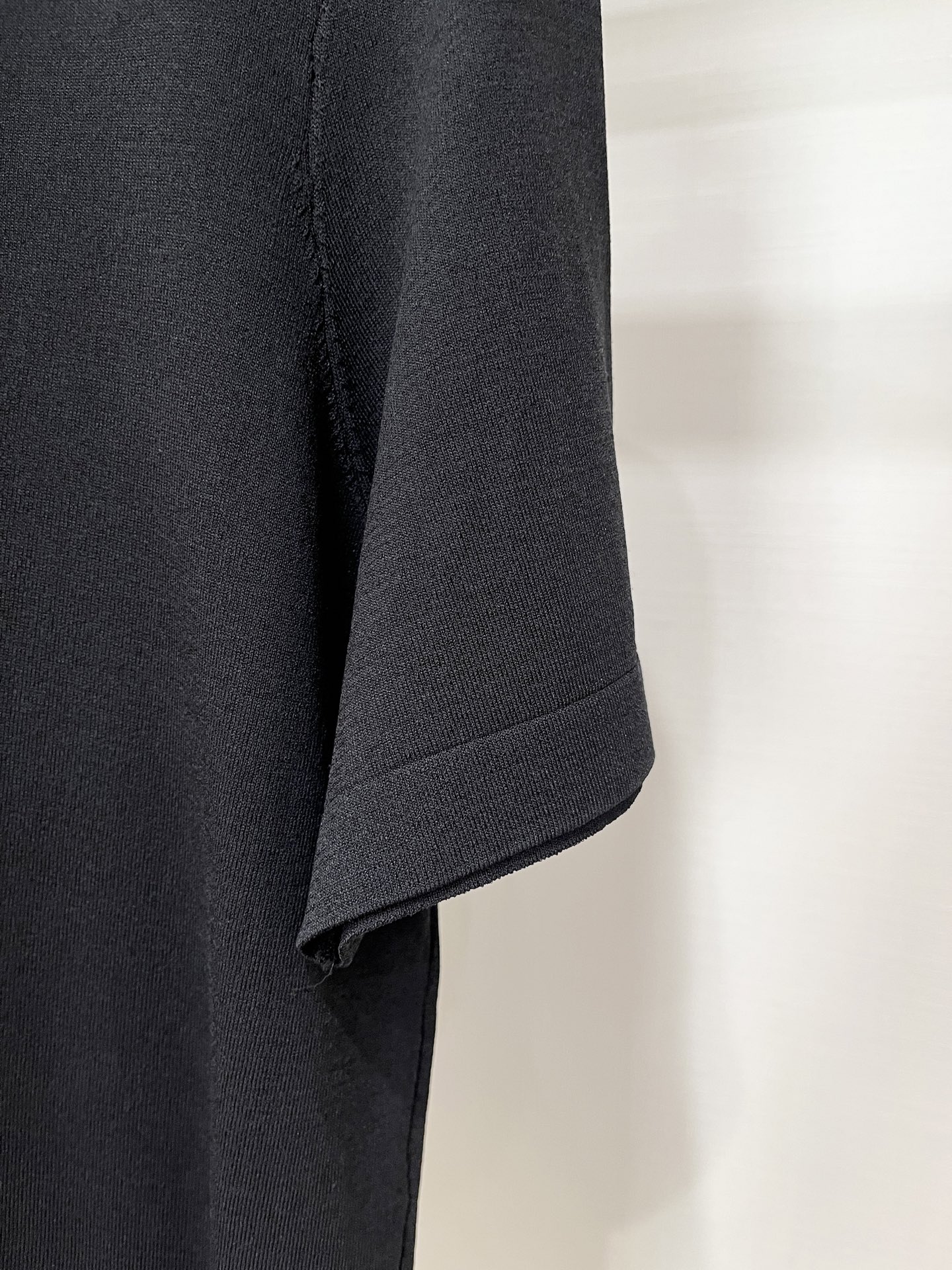 Brunello Cucinelli、2026新品短袖T恤，帅气时尚，胸前精致凹凸刺绣图案logo，简约百搭款。面料针织
