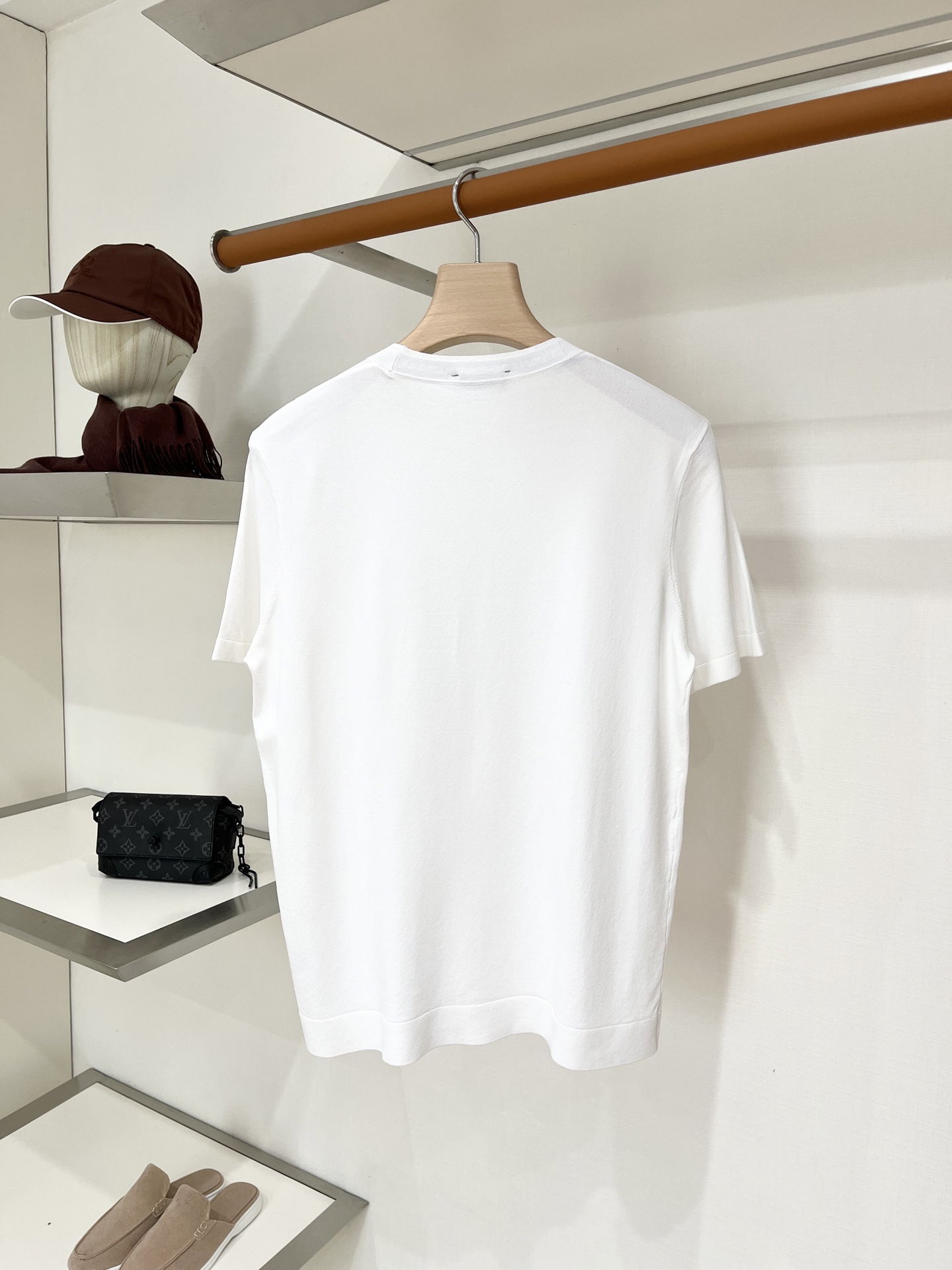 Brunello Cucinelli、2026新品短袖T恤，帅气时尚，胸前精致凹凸刺绣图案logo，简约百搭款。面料针织