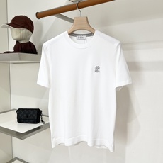 Brunello Cucinelli、2026新品短袖T恤,帅气时尚,胸前精致凹凸刺绣图案logo,简约百搭款。面料针织 Brunello Cucinelli、2026新品短袖T恤,帅气时尚,胸前精致凹凸刺绣图案logo,简约百搭款。面料针织
