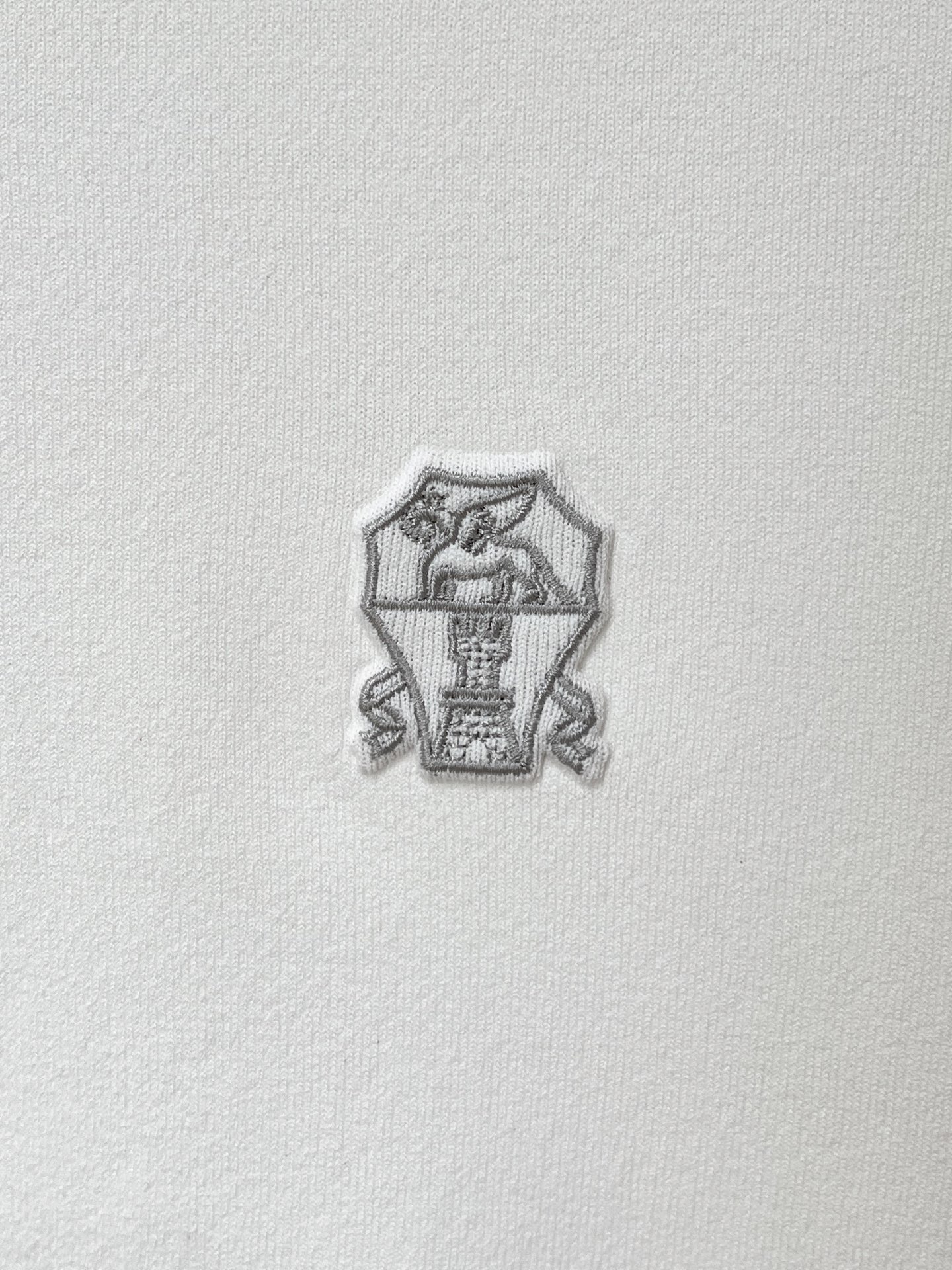 Brunello Cucinelli、2026新品短袖T恤，帅气时尚，胸前精致凹凸刺绣图案logo，简约百搭款。面料针织