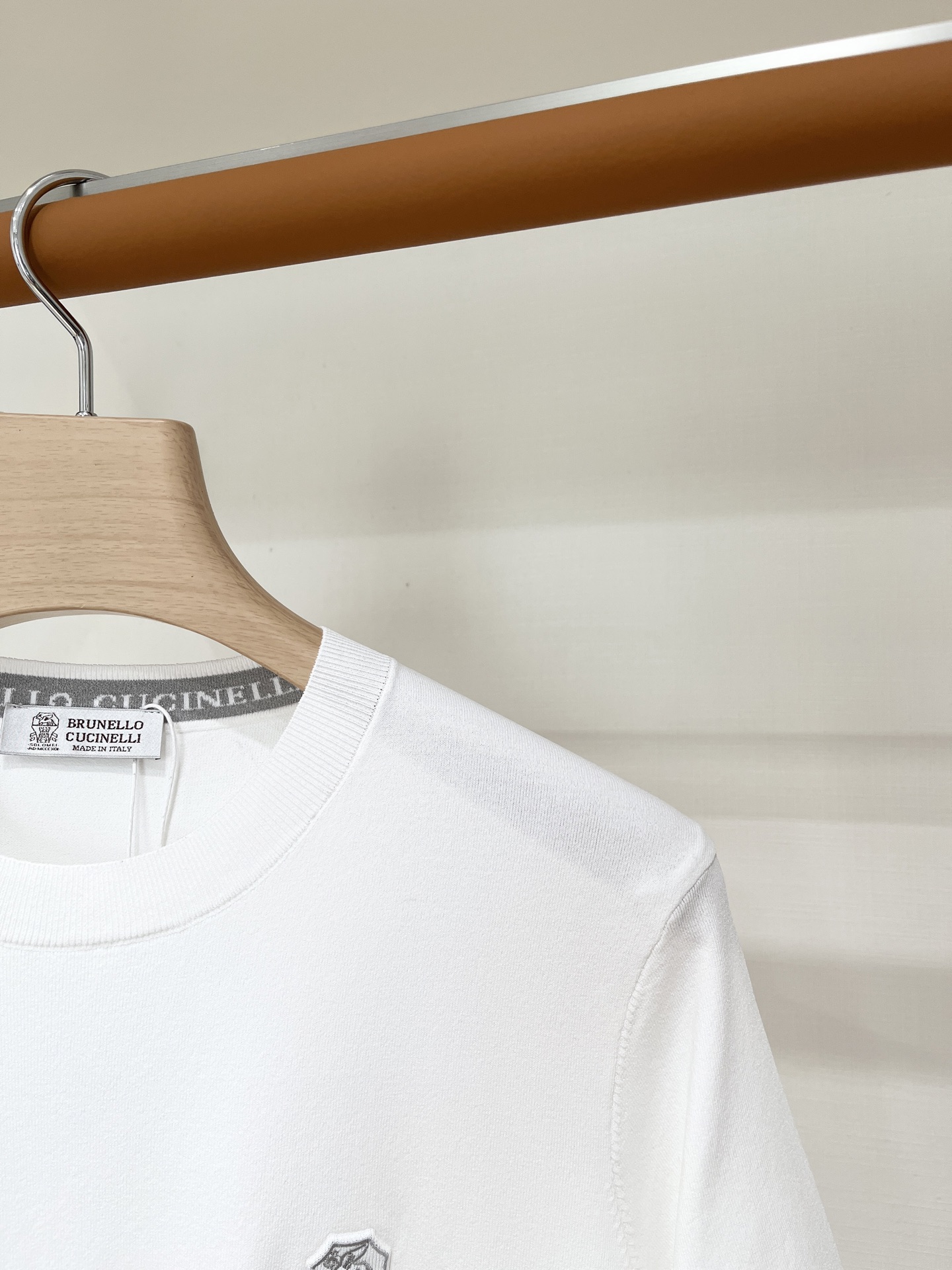 Brunello Cucinelli、2026新品短袖T恤，帅气时尚，胸前精致凹凸刺绣图案logo，简约百搭款。面料针织