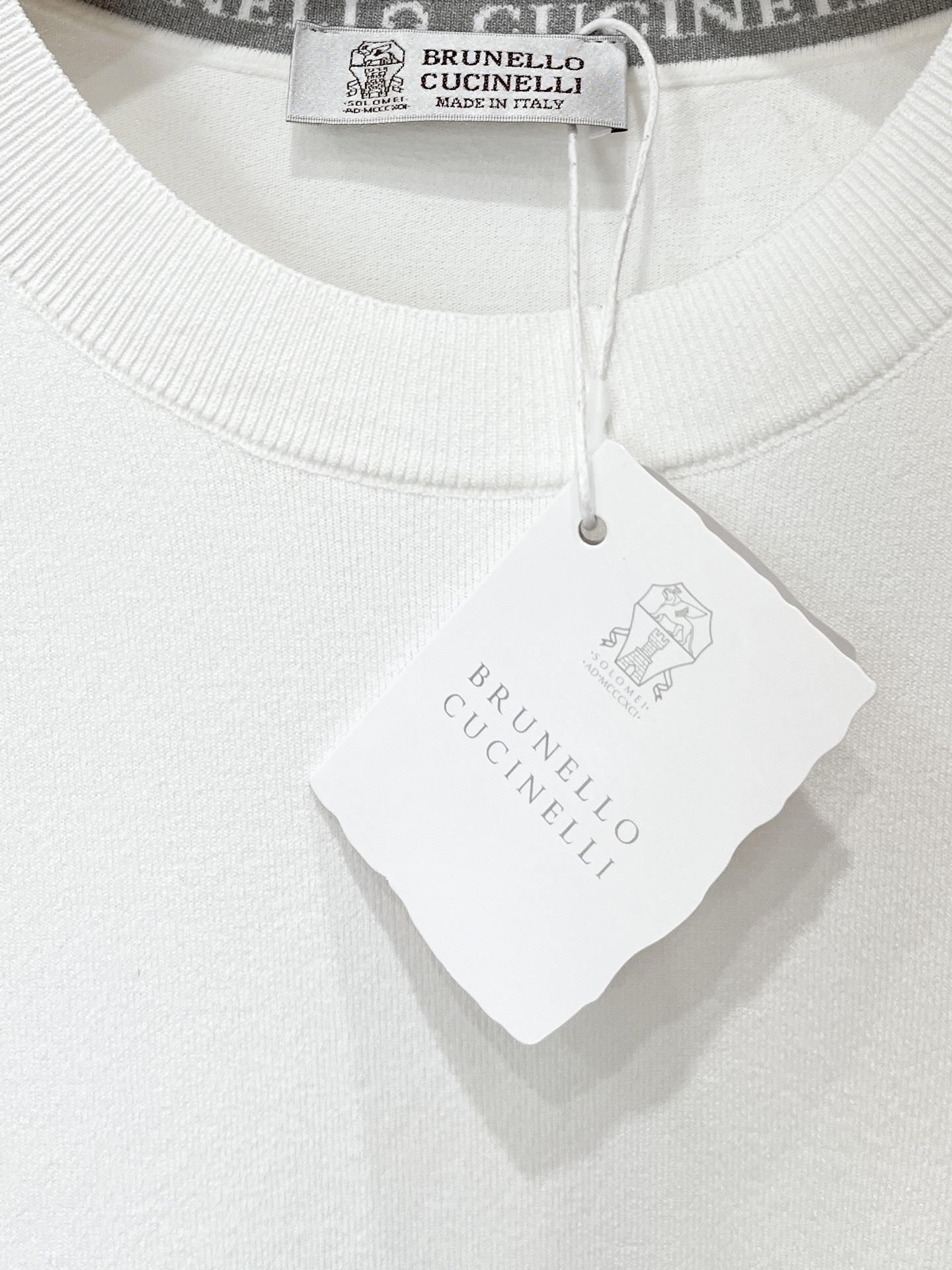 Brunello Cucinelli、2026新品短袖T恤，帅气时尚，胸前精致凹凸刺绣图案logo，简约百搭款。面料针织