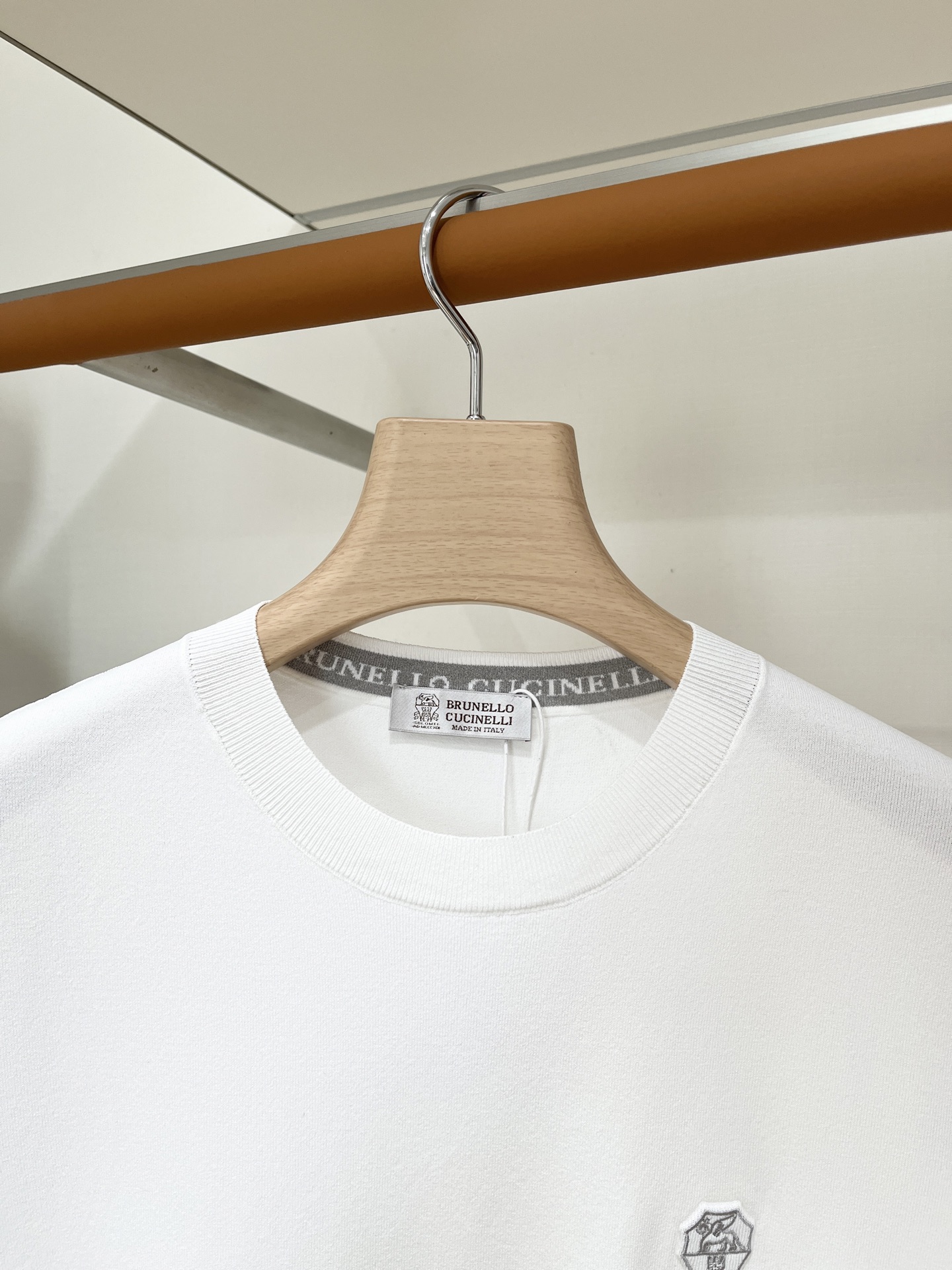 Brunello Cucinelli、2026新品短袖T恤，帅气时尚，胸前精致凹凸刺绣图案logo，简约百搭款。面料针织