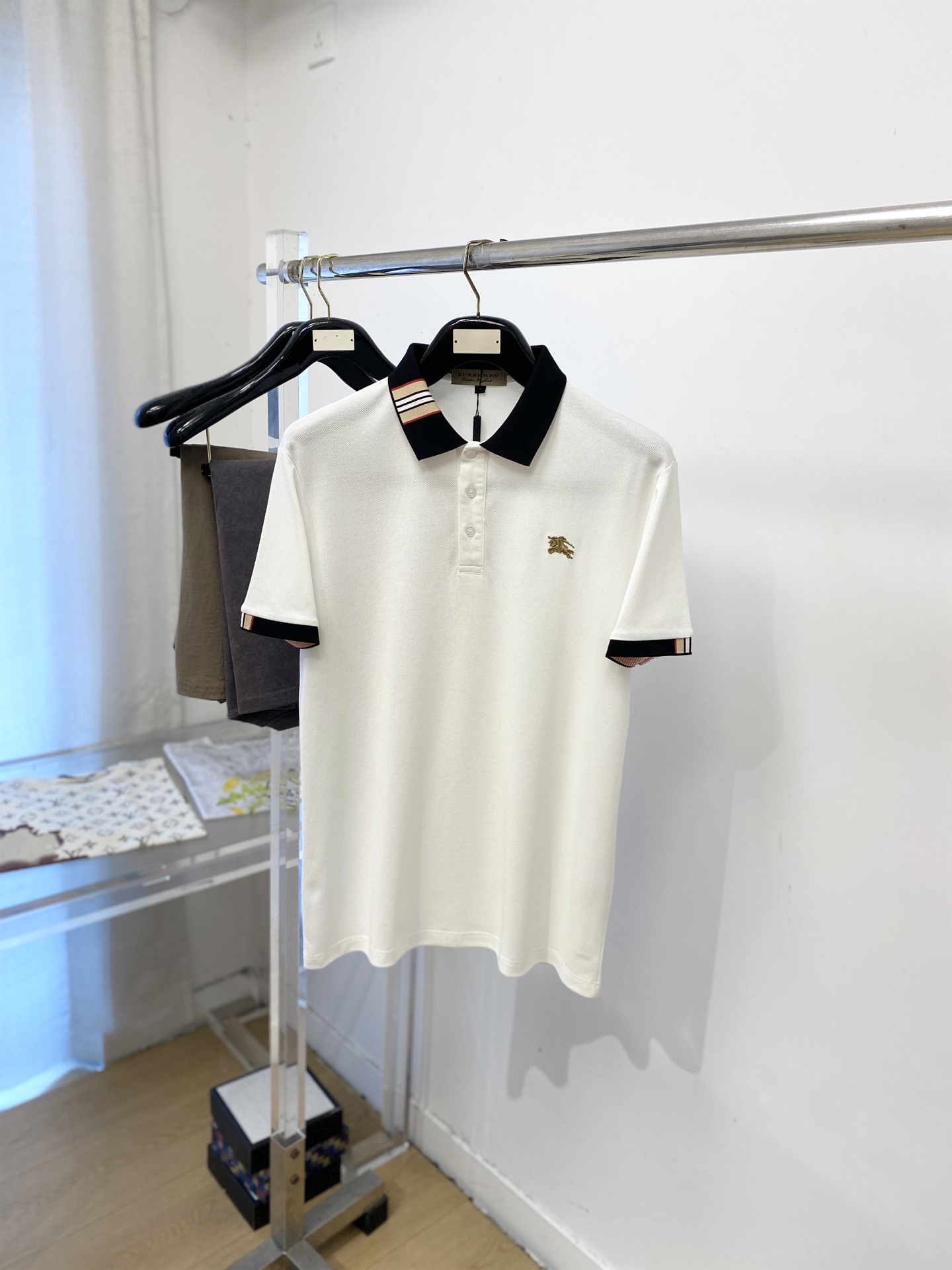 NO:955843,Burberry, 2026 new short-sleeved T-shirt, handsome and fashionable, with exquisite embroidered logo on the chest, simple and versatile. The knitted fabric is not only crisp and maintains the trendy silhouette, but also comfortable to wear, and the yarn is more delicate. Size M-3XL, burberry, T-shirt, tees, t-shirt,19860909巴宝莉、2026新品短袖T恤,帅气时尚,胸前精致刺绣图案logo,简约百搭款.面料针织 不仅挺括,保持潮流的廓形,又穿着舒适,纱织更细腻,码数M-3XL,,burberry,T-shirt,tees，t-shirt,,Men's clothing