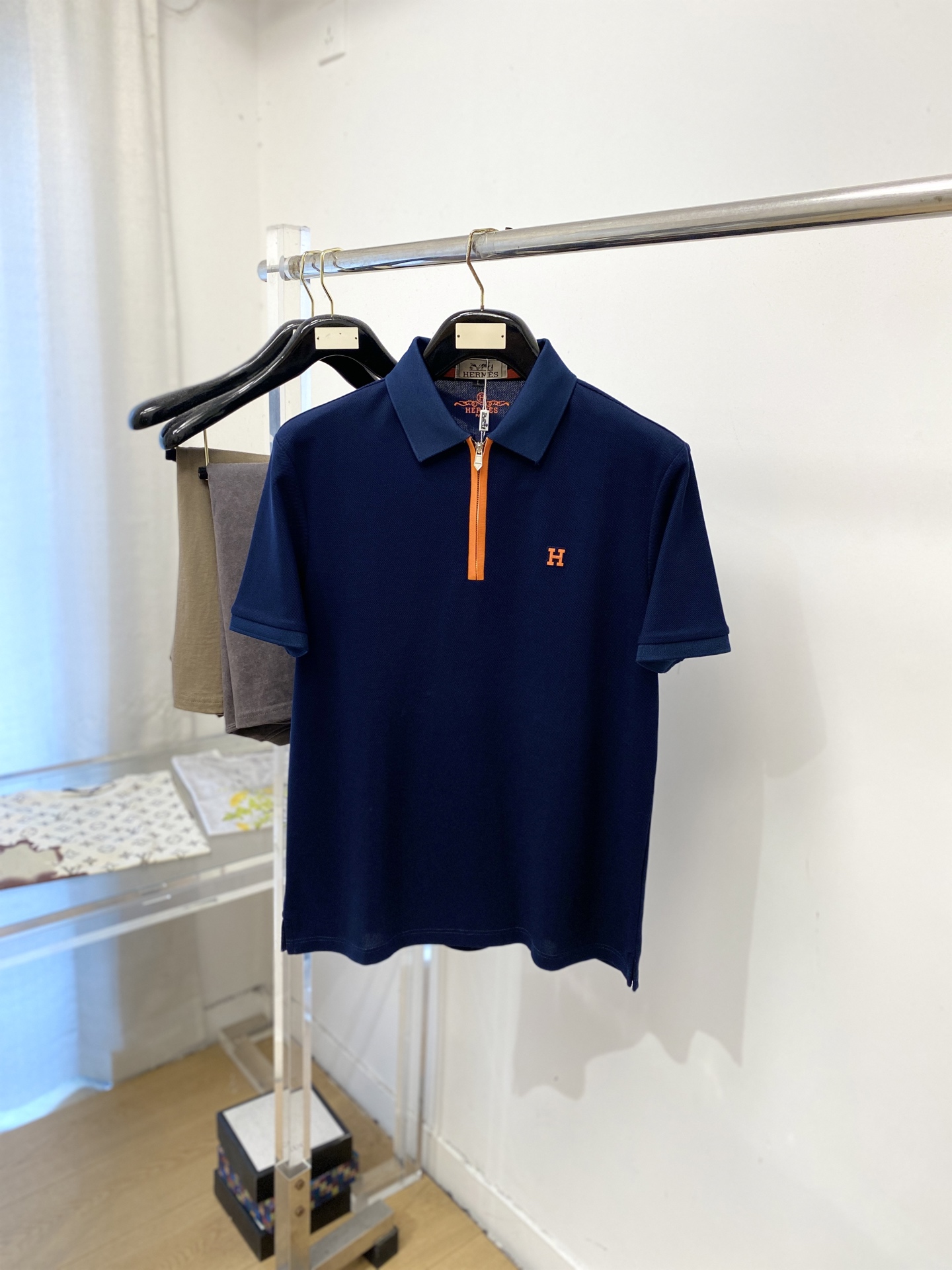 NO:955858,Hermes, 2026 new short-sleeved T-shirt, handsome and fashionable, with embossed printed letter logo on the chest, simple and versatile. The knitted fabric is not only crisp and maintains the trendy silhouette, but also comfortable to wear, and the yarn is more delicate. Size M-3XL, hermes, T-shirt, tees, t-shirt,19860909爱马仕、2026新品短袖T恤,帅气时尚,胸前设计凹凸印胶字母logo,简约百搭款.面料针织 不仅挺括,保持潮流的廓形,又穿着舒适,纱织更细腻,码数M-3XL,,hermes,T-shirt,tees，t-shirt,,Men's clothing