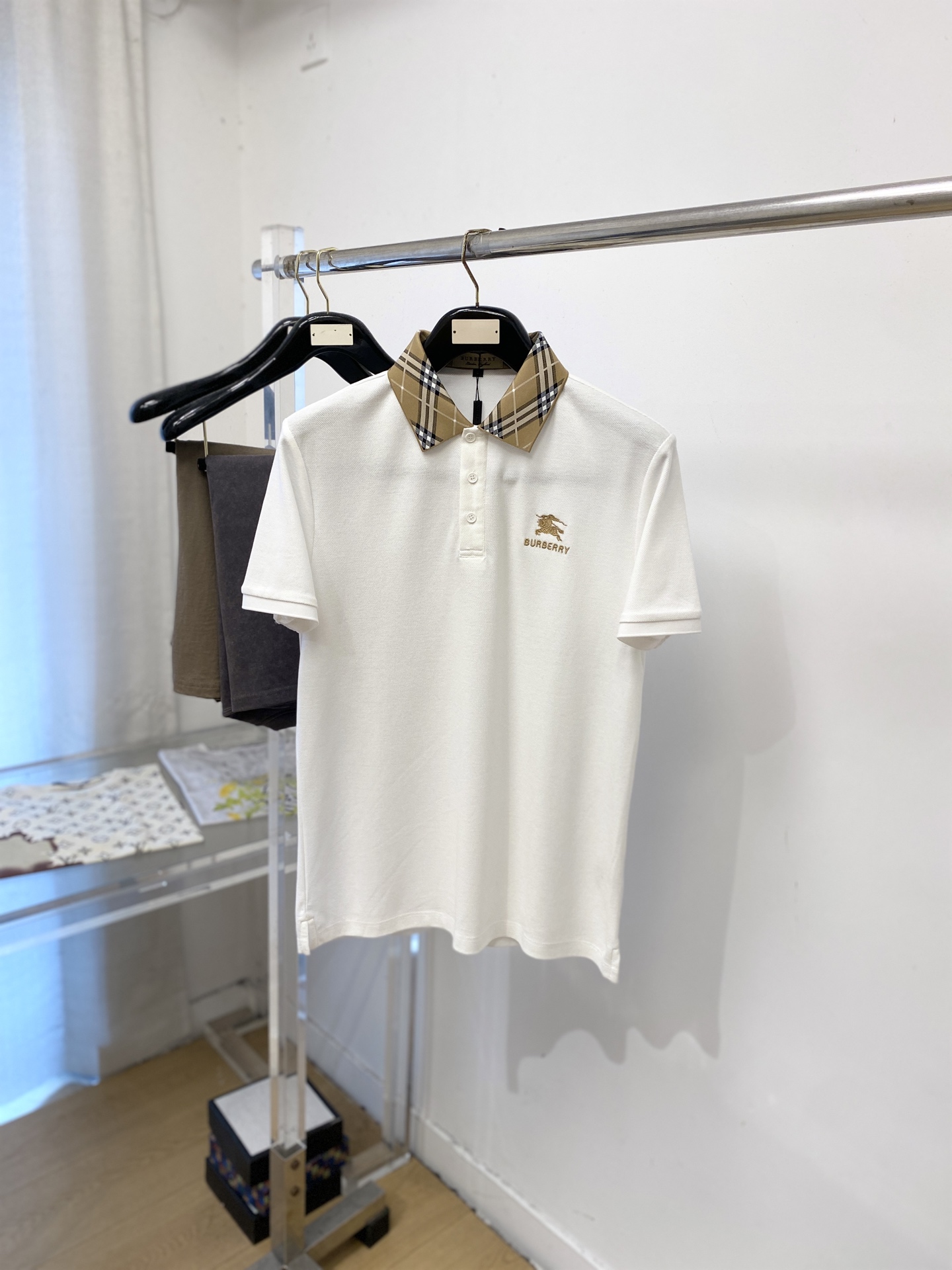 NO:955865,Burberry, 2026 new short-sleeved T-shirt, handsome and fashionable, exquisite embroidery pattern letter logo on the chest, simple and versatile. The knitted fabric is not only crisp and maintains the trendy silhouette, but also comfortable to wear, and the yarn is more delicate. Size M-3XL,, burberry, T-shirt, tees, t-shirt,19860909巴宝莉、2026新品短袖T恤,帅气时尚,胸前精致刺绣图案字母logo,简约百搭款.面料针织 不仅挺括,保持潮流的廓形,又穿着舒适,纱织更细腻,码数M-3XL,,burberry,T-shirt,tees，t-shirt,,Men's clothing