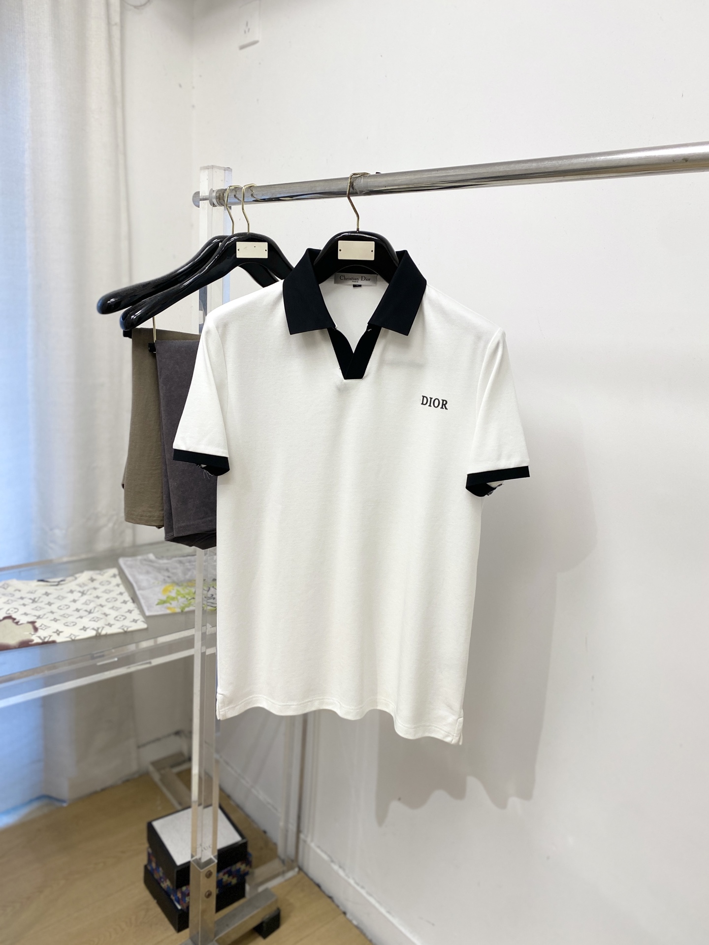 NO:955873,Dior, 2026 new short-sleeved T-shirt, handsome and fashionable, top-notch printed letter logo on the chest, simple and versatile. The knitted fabric is not only crisp and maintains the trendy silhouette, but also comfortable to wear, and the yarn is more delicate. Size M-3XL, dior, T-shirt, tees, t-shirt,19860909迪奥、2026新品短袖T恤,帅气时尚,胸前顶级印胶字母logo,简约百搭款.面料针织 不仅挺括,保持潮流的廓形,又穿着舒适,纱织更细腻,码数M-3XL,,dior,T-shirt,tees，t-shirt,,Men's clothing