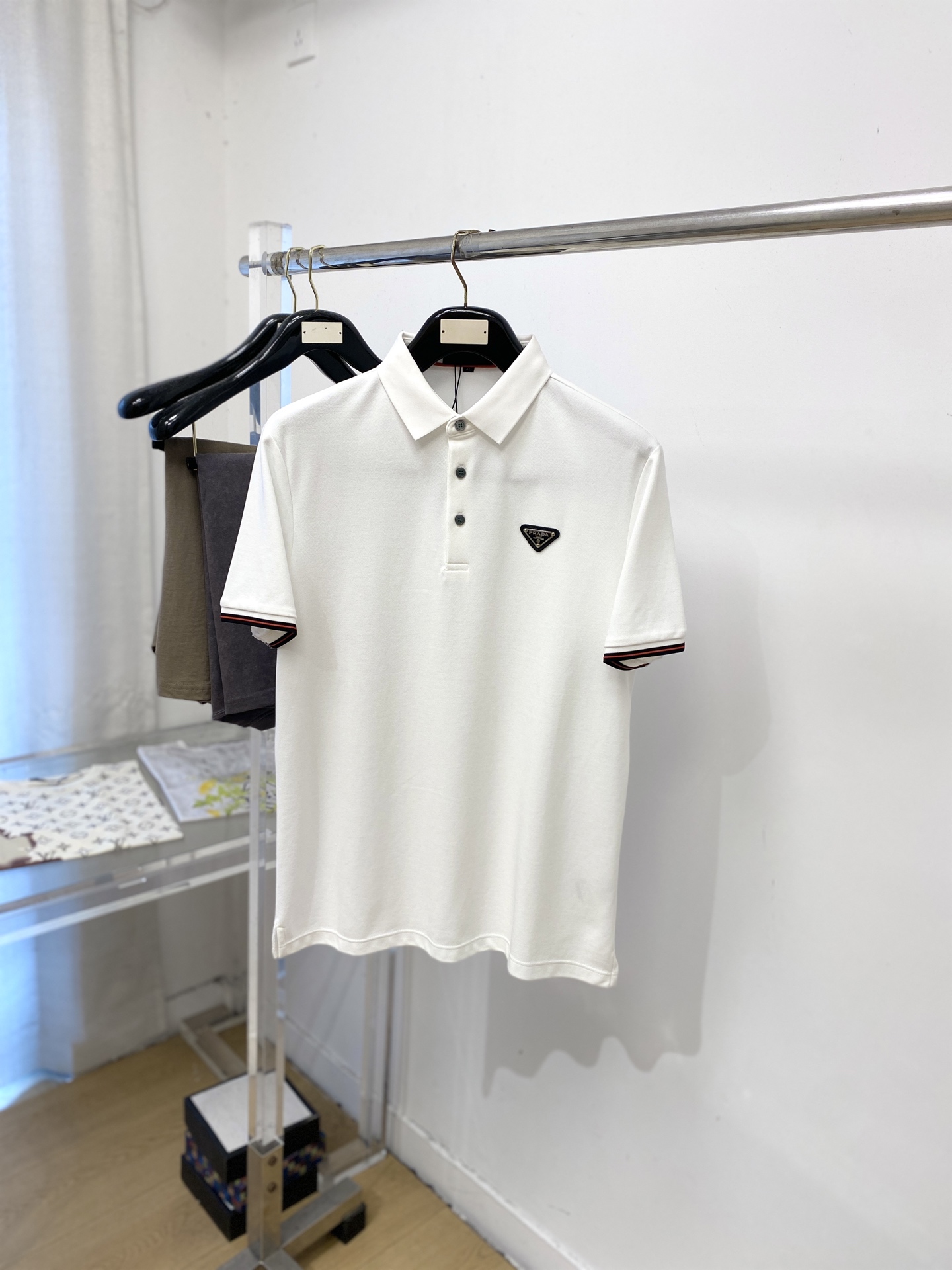 NO:955878,Prada, 2026 new short-sleeved T-shirt, handsome and fashionable, with triangular logo on the chest hardware, simple and versatile. The knitted fabric is not only crisp and maintains the trendy silhouette, but also comfortable to wear, and the yarn is more delicate. Size M-3XL, prada, T-shirt, tees, t-shirt,19860909普拉达、2026新品短袖T恤,帅气时尚,胸前五金装饰三角标logo,简约百搭款.面料针织 不仅挺括,保持潮流的廓形,又穿着舒适,纱织更细腻,码数M-3XL,,prada,T-shirt,tees，t-shirt,,Men's clothing