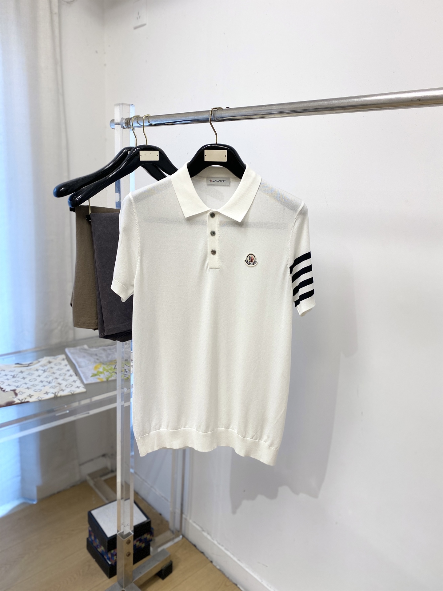 NO:955884,Covered mouth, 2026 new short-sleeved T-shirt, handsome and fashionable, with logo embroidered on the chest, simple and versatile. The knitted fabric is not only crisp and maintains the trendy silhouette, but also comfortable to wear, and the yarn is more delicate. Size M-3XL, Moncler, T-shirt, tees, t-shirt,19860909蒙口、2026新品短袖T恤,帅气时尚,胸前刺绣装饰图案logo,简约百搭款.面料针织 不仅挺括,保持潮流的廓形,又穿着舒适,纱织更细腻,码数M-3XL,,Moncler,T-shirt,tees，t-shirt,,Men's clothing