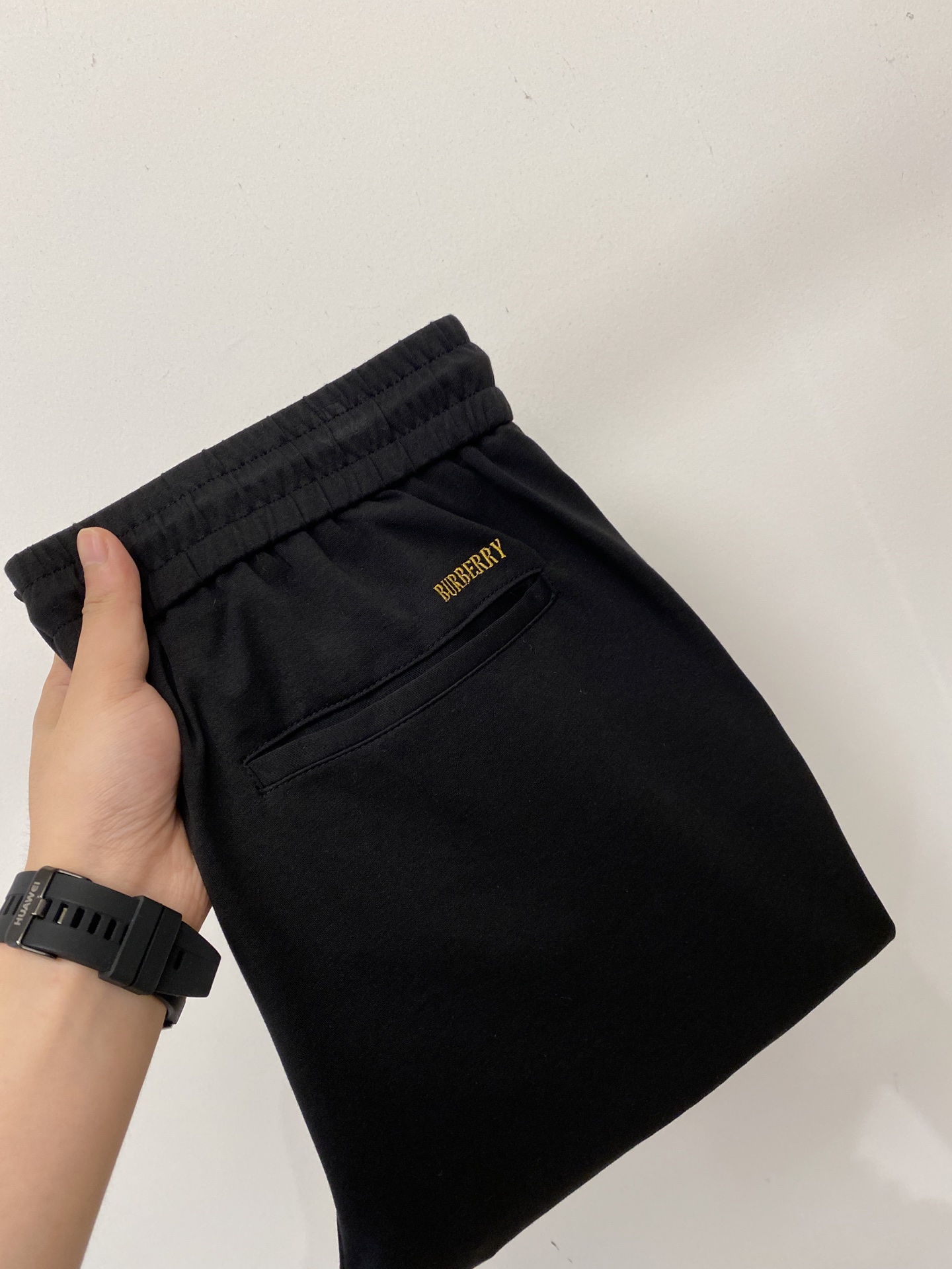 NO:955911,Burberry, 2026 popular casual pants, high elasticity, slimming, simple and versatile, popular style, fine workmanship, every stitch can be seen attentive, favorite of many celebrities and Internet celebrities, elongating body proportions!  Micro-elastic comfortable fabric details body size M-3XL,,burberry,19860909巴宝莉、2026爆款休闲裤 高弹显瘦必爆简约百搭爆款,做工精细,每一针都看得到用心,超多明星网红最爱 拉长身材比例哦！微弹 舒适面料 细节体码数M-3XL,,burberry,,Men's clothing