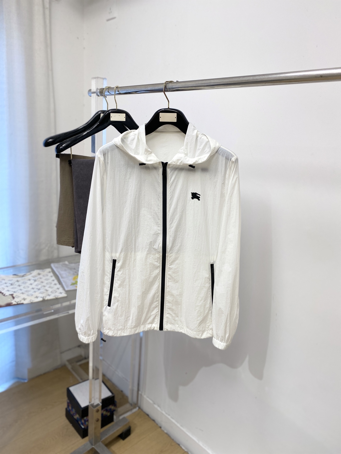 NO:955919,Burberry, 2026 new sun protection jacket, handsome and fashionable, top-notch printed logo on the chest, simple and versatile. The fabric cotton is not only crisp and maintains the trendy silhouette, but also comfortable to wear, and the yarn is more delicate. The size is M-3XL,, burberry, jackets & coats,19860909巴宝莉、2026新品防晒衣外套,帅气时尚,胸前顶级印胶装饰图案logo,简约百搭款.面料棉 不仅挺括,保持潮流的廓形,又穿着舒适,纱织更细腻,码数M-3XL,,burberry,jackets & coats,,Men's clothing