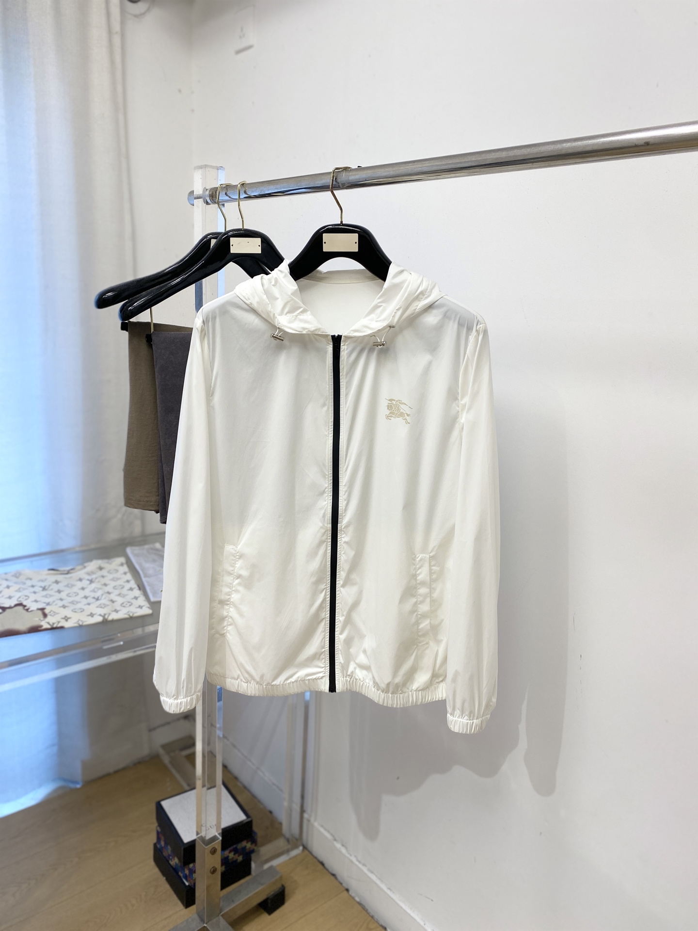 NO:955927,Burberry, 2026 new sun protection jacket, handsome and fashionable, top-notch printed logo on the chest, simple and versatile. The fabric cotton is not only crisp and maintains the trendy silhouette, but also comfortable to wear, and the yarn is more delicate. The size is M-3XL,, burberry, jackets & coats,19860909巴宝莉、2026新品防晒衣外套,帅气时尚,胸前顶级印胶图案logo,简约百搭款.面料棉 不仅挺括,保持潮流的廓形,又穿着舒适,纱织更细腻,码数M-3XL,,burberry,jackets & coats,,Men's clothing