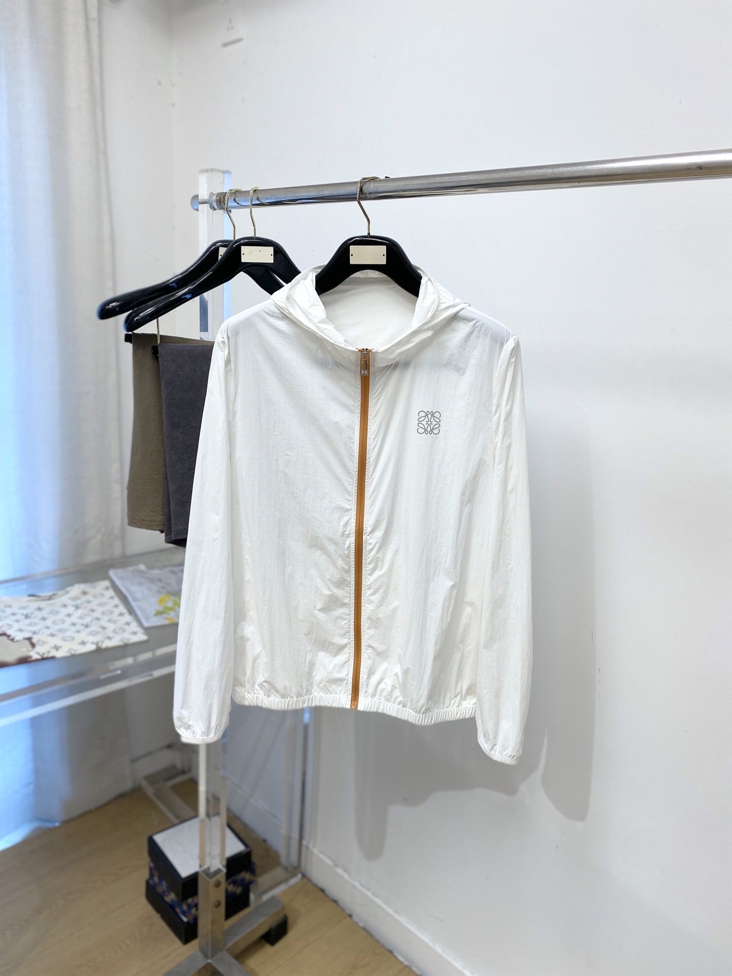 NO:955936,Loewe, 2026 new sun protection jacket, handsome and fashionable, top-notch printed logo on the chest, simple and versatile. The fabric cotton is not only crisp and maintains the trendy silhouette, but also comfortable to wear, and the yarn is more delicate. The size is M-3XL,, loewe, jackets & coats,19860909罗意威、2026新品防晒衣外套,帅气时尚,胸前顶级印胶图案logo,简约百搭款.面料棉 不仅挺括,保持潮流的廓形,又穿着舒适,纱织更细腻,码数M-3XL,,loewe,jackets & coats,,Men's clothing