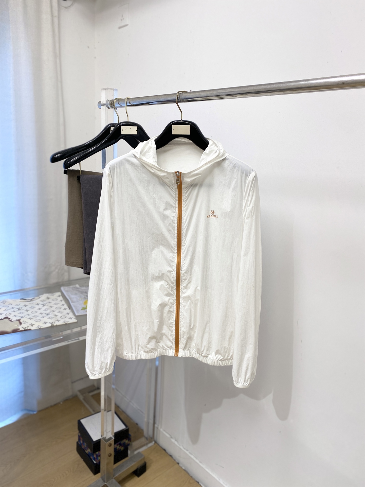 NO:955944,Hermes, 2026 new sun protection jacket, handsome and fashionable, top-notch printed letter logo on the chest, simple and versatile. The fabric cotton is not only crisp and maintains the trendy silhouette, but also comfortable to wear, the yarn is more delicate, the size is M-3XL,, hermes, jackets & coats,19860909爱马仕、2026新品防晒衣外套,帅气时尚,胸前顶级印胶字母logo,简约百搭款.面料棉 不仅挺括,保持潮流的廓形,又穿着舒适,纱织更细腻,码数M-3XL,,hermes,jackets & coats,,Men's clothing