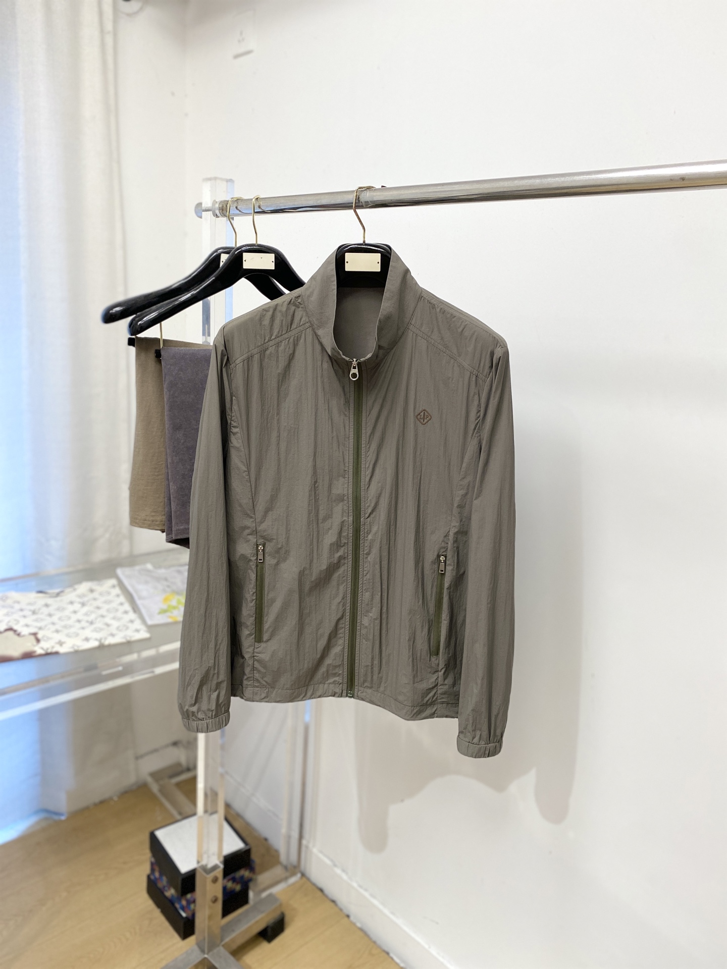 NO:955953,LP, 2026 new sun protection jacket, handsome and fashionable, top-notch printed letter logo on the chest, simple and versatile. The fabric cotton is not only crisp and maintains the trendy silhouette, but also comfortable to wear, and the yarn is more delicate. The size is M-3XL,, loro piana, jackets & coats,19860909LP、2026新品防晒衣外套,帅气时尚,胸前顶级印胶字母logo,简约百搭款.面料棉 不仅挺括,保持潮流的廓形,又穿着舒适,纱织更细腻,码数M-3XL,,loro piana,jackets & coats,,Men's clothing