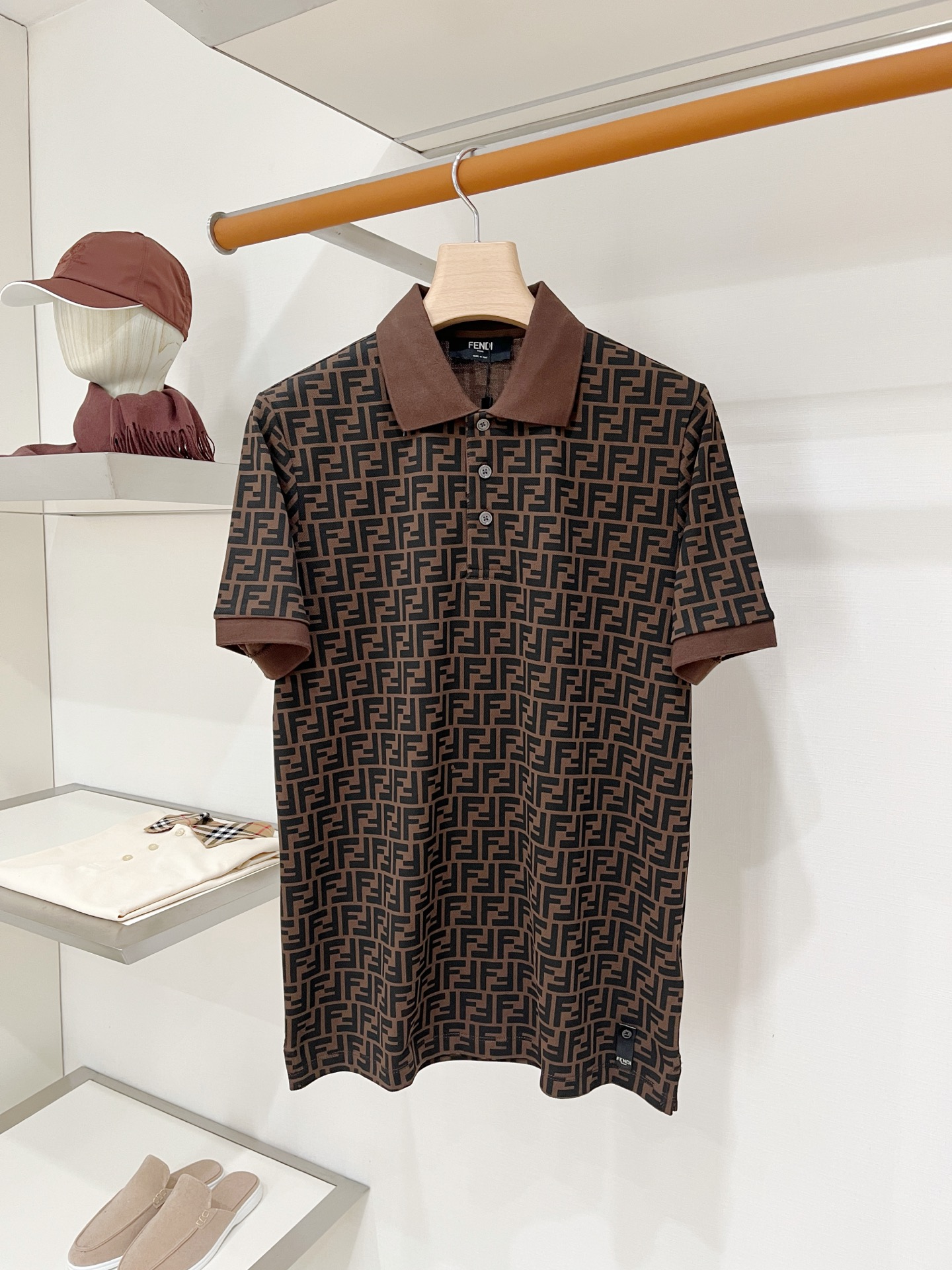 NO:955969,Fendi, 2026 new short-sleeved T-shirt, handsome and fashionable, simple and versatile. Top-notch digitally positioned custom-woven letter logo. The fabric is cotton. It is not only crisp and maintains the trendy silhouette, but also comfortable to wear. The yarn is more delicate. Size M-2XL,,fendi, T-shirt, tees, t-shirt,19860909芬迪、2026新品短袖T恤,帅气时尚,简约百搭款.顶级数码定位定织字母logo,面料棉 不仅挺括,保持潮流的廓形,又穿着舒适,纱织更细腻,码数M-2XL,,fendi,T-shirt,tees，t-shirt,,Men's clothing