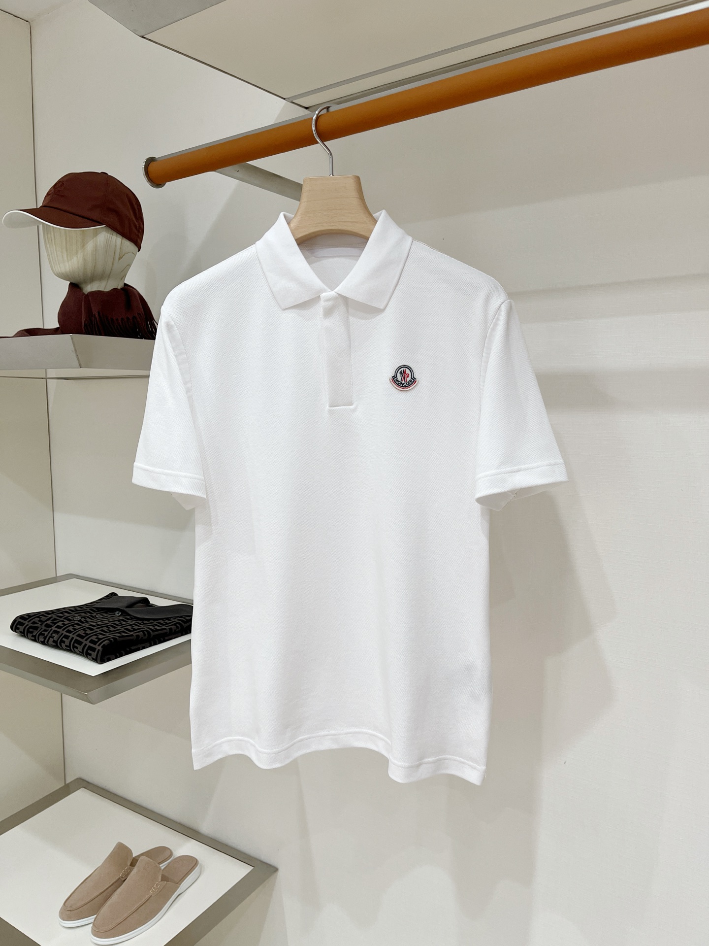 NO:955975,Mongolian, 2026 new short-sleeved T-shirt, handsome and fashionable, simple and versatile. Embroidered logo on the chest, fabric cotton is not only crisp and maintains the trendy silhouette, but also comfortable to wear, the yarn is more delicate, size S-XL, Moncler, T-shirt, tees, t-shirt,19860909蒙口、2026新品短袖T恤,帅气时尚,简约百搭款.胸前刺绣装饰图案logo,面料棉 不仅挺括,保持潮流的廓形,又穿着舒适,纱织更细腻,码数S-XL,,Moncler,T-shirt,tees，t-shirt,,Men's clothing