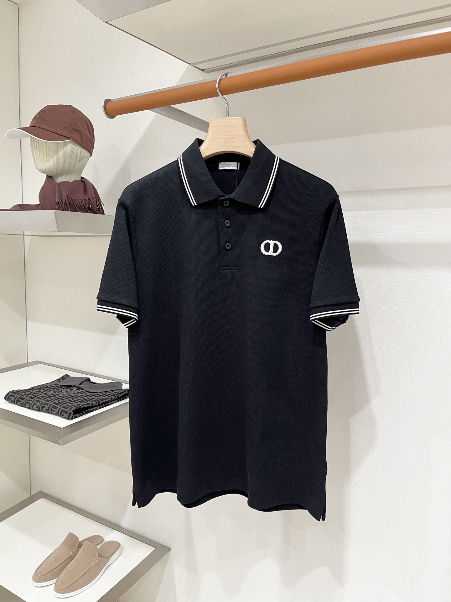 NO:955943,Dior, 2026 new short-sleeved T-shirt, handsome and fashionable, simple and versatile. Exquisitely embroidered letter logo on the chest. The fabric is cotton. It is not only crisp and maintains the trendy silhouette, but also comfortable to wear. The yarn is more delicate. Size M-2XL, dior, T-shirt, tees, t-shirt,19860909迪奥、2026新品短袖T恤,帅气时尚,简约百搭款.胸前精致刺绣字母logo,面料棉 不仅挺括,保持潮流的廓形,又穿着舒适,纱织更细腻,码数M-2XL,,dior,T-shirt,tees，t-shirt,,Men's clothing