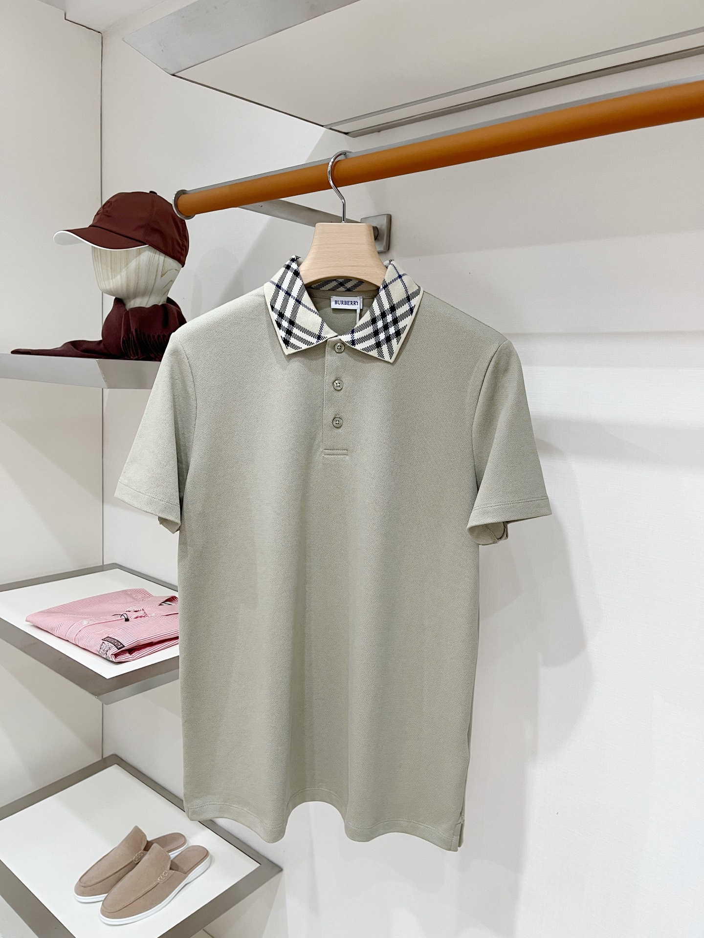 NO:955960,Burberry, 2026 new short-sleeved T-shirt, handsome and fashionable, simple and versatile. The neckline has the classic Burberry plaid logo. The fabric is cotton. It is not only crisp and maintains the trendy silhouette, but also comfortable to wear. The yarn is more delicate. Size M-2XL, burberry, T-shirt, tees, t-shirt,19860909巴宝莉、2026新品短袖T恤,帅气时尚,简约百搭款.领口经典巴宝莉格纹logo,面料棉 不仅挺括,保持潮流的廓形,又穿着舒适,纱织更细腻,码数M-2XL,,burberry,T-shirt,tees，t-shirt,,Men's clothing