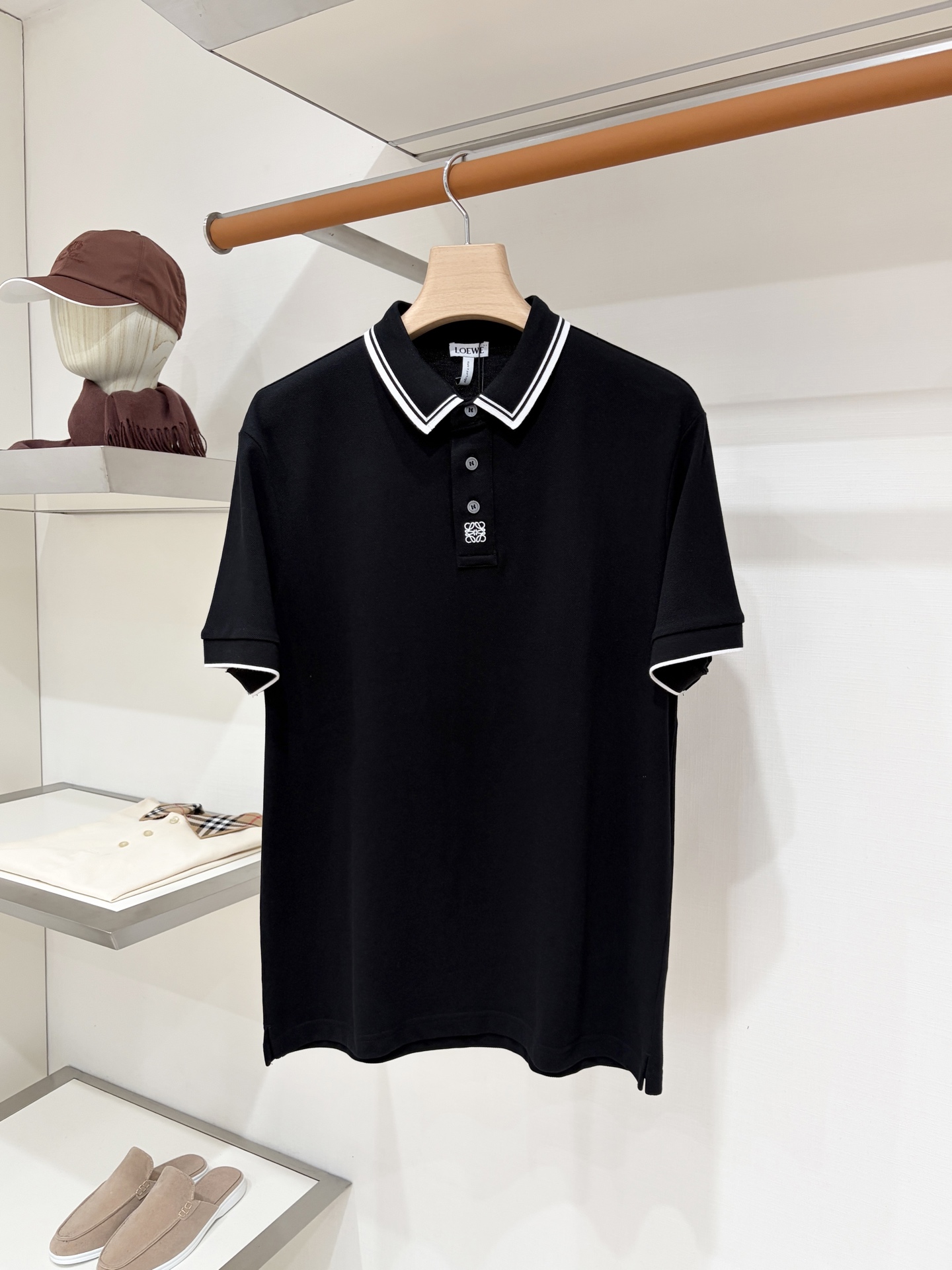 NO:955935,Loewe, 2026 new short-sleeved T-shirt, handsome and fashionable, simple and versatile. Exquisite embroidered logo on the chest, cotton fabric is not only crisp and maintains the trendy silhouette, but also comfortable to wear, the yarn is more delicate, size S-XL,, loewe, T-shirt, tees, t-shirt,19860909罗意威、2026新品短袖T恤,帅气时尚,简约百搭款.胸口精致刺绣图案logo,面料棉 不仅挺括,保持潮流的廓形,又穿着舒适,纱织更细腻,码数S-XL,,loewe,T-shirt,tees，t-shirt,,Men's clothing