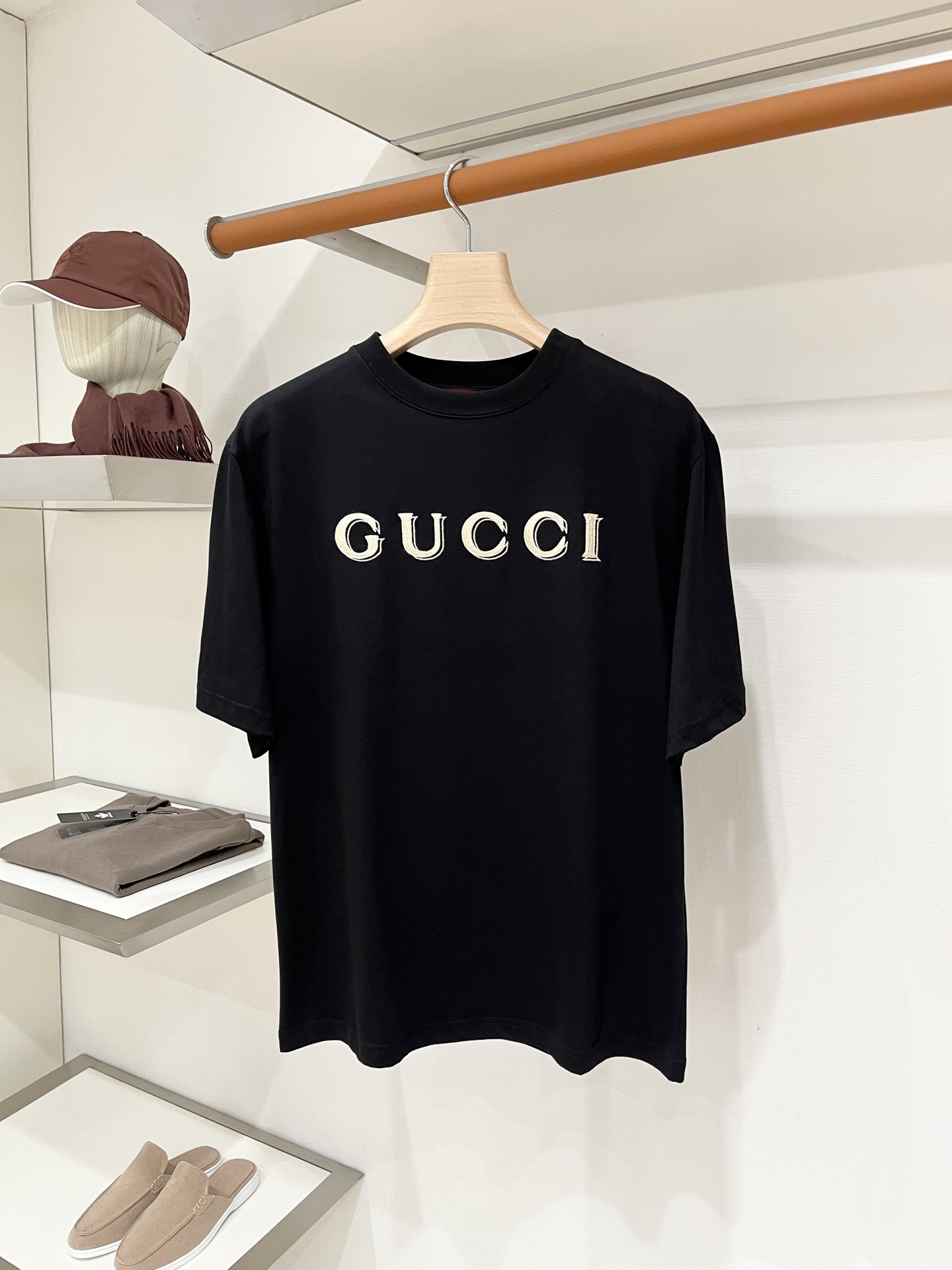 NO:955982,Gucci, 2026 new short-sleeved T-shirt, handsome and fashionable, simple and versatile. Exquisitely embroidered letter logo on the chest. The fabric is cotton. It is not only crisp and maintains the trendy silhouette, but also comfortable to wear. The yarn is more delicate. Size S-XL, T-shirt, tees, t-shirt,19860909古奇、2026新品短袖T恤,帅气时尚,简约百搭款.胸前精致刺绣字母logo,面料棉 不仅挺括,保持潮流的廓形,又穿着舒适,纱织更细腻,码数S-XL,,T-shirt,tees，t-shirt,,Men's clothing