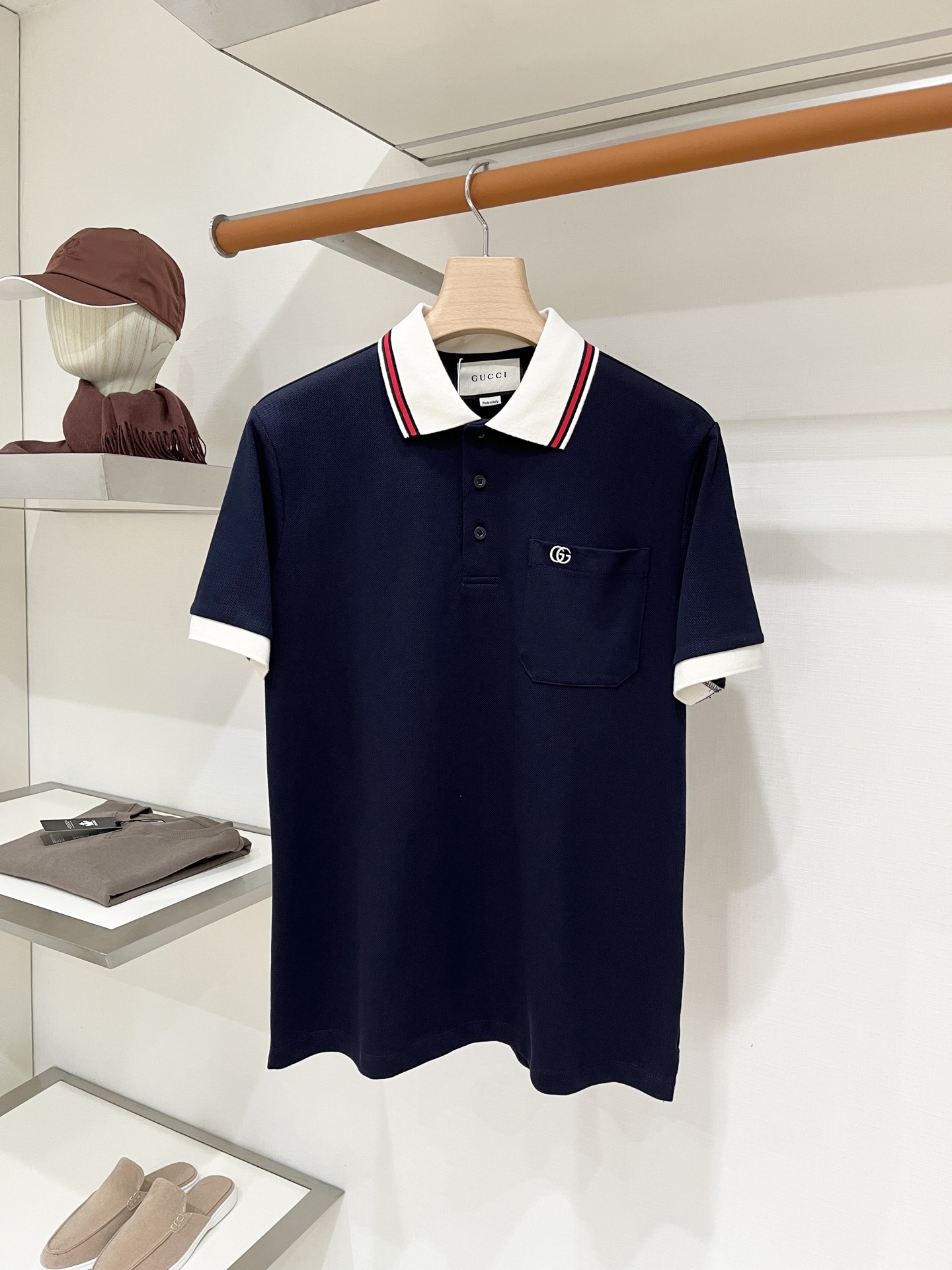 NO:955912,Gucci, 2026 new short-sleeved T-shirt, handsome and fashionable, simple and versatile. Exquisitely embroidered letter logo on the chest. The fabric is cotton. It is not only crisp and maintains the trendy silhouette, but also comfortable to wear. The yarn is more delicate. Size M-2XL, T-shirt, tees, t-shirt,19860909古奇、2026新品短袖T恤,帅气时尚,简约百搭款.胸前精致刺绣字母logo,面料棉 不仅挺括,保持潮流的廓形,又穿着舒适,纱织更细腻,码数M-2XL,,T-shirt,tees，t-shirt,,Men's clothing