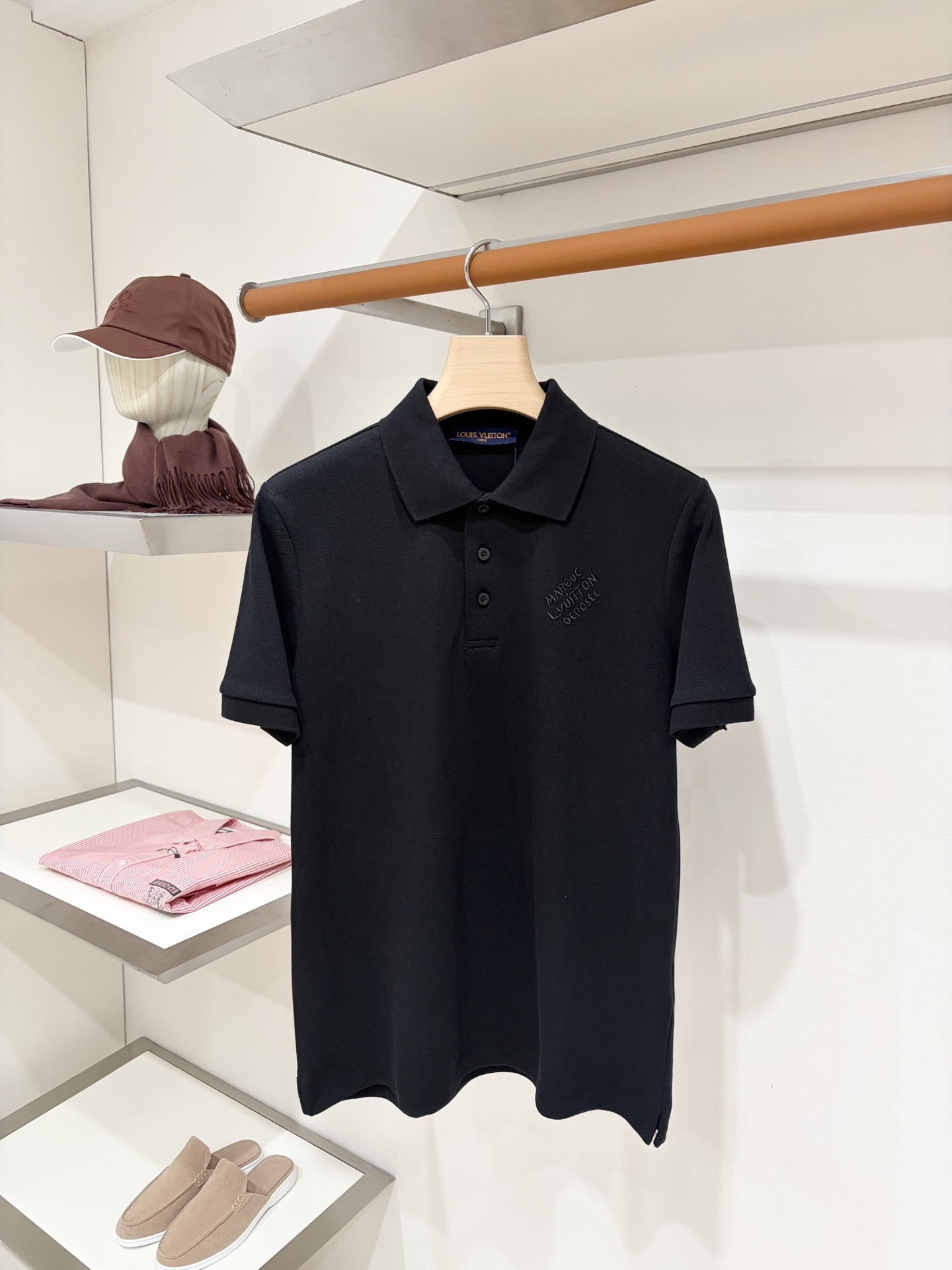NO:955974,Louis Vuitton, 2026 new short-sleeved T-shirt, handsome and fashionable, simple and versatile. Exquisitely embroidered letter logo on the chest. The fabric is cotton. It is not only crisp and maintains the trendy silhouette, but also comfortable to wear. The yarn is more delicate. Size M-2XL, Louis Vuitton, T-shirt, tees, t-shirt,19860909路易威登、2026新品短袖T恤,帅气时尚,简约百搭款.胸前精致刺绣字母logo,面料棉 不仅挺括,保持潮流的廓形,又穿着舒适,纱织更细腻,码数M-2XL,,louis vuitton,T-shirt,tees，t-shirt,,Men's clothing