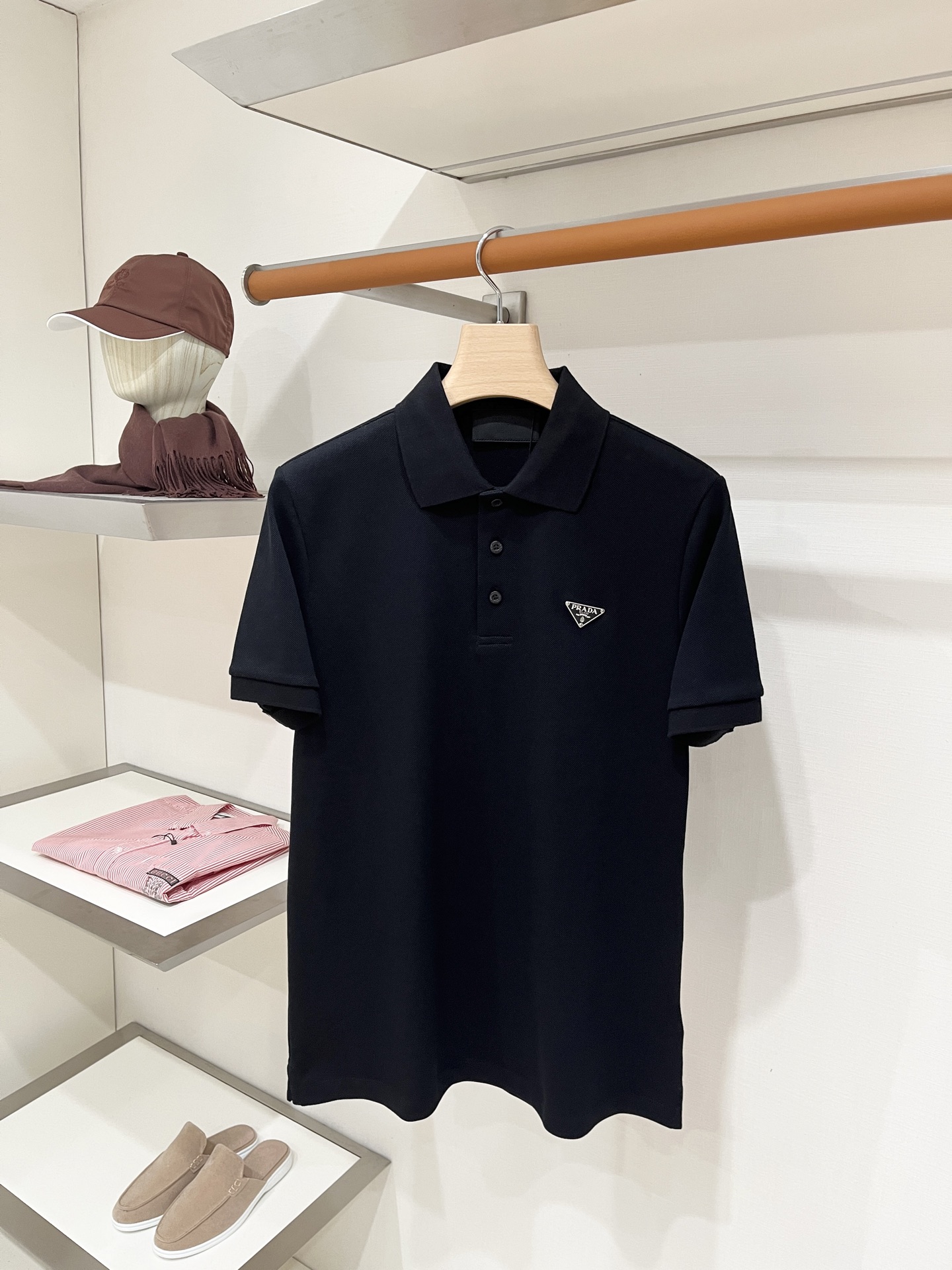 NO:955951,Prada, 2026 new short-sleeved T-shirt, handsome and fashionable, simple and versatile. The hardware on the chest is decorated with a triangle logo. The fabric is cotton. It is not only crisp and maintains the trendy silhouette, but also comfortable to wear. The yarn is more delicate. Size M-2XL, prada, T-shirt, tees, t-shirt,19860909普拉达、2026新品短袖T恤,帅气时尚,简约百搭款.胸前五金装饰三角标logo,面料棉 不仅挺括,保持潮流的廓形,又穿着舒适,纱织更细腻,码数M-2XL,,prada,T-shirt,tees，t-shirt,,Men's clothing