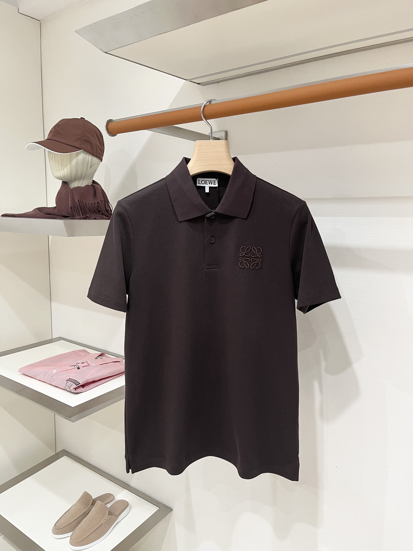 NO:955967,Loewe, 2026 new short-sleeved T-shirt, handsome and fashionable, simple and versatile. Exquisite embroidered logo on the chest, cotton fabric is not only crisp and maintains the trendy silhouette, but also comfortable to wear, the yarn is more delicate, code size M-2XL,, loewe, T-shirt, tees, t-shirt,19860909罗意威、2026新品短袖T恤,帅气时尚,简约百搭款.胸前精致刺绣图案logo,面料棉 不仅挺括,保持潮流的廓形,又穿着舒适,纱织更细腻,码数M-2XL,,loewe,T-shirt,tees，t-shirt,,Men's clothing