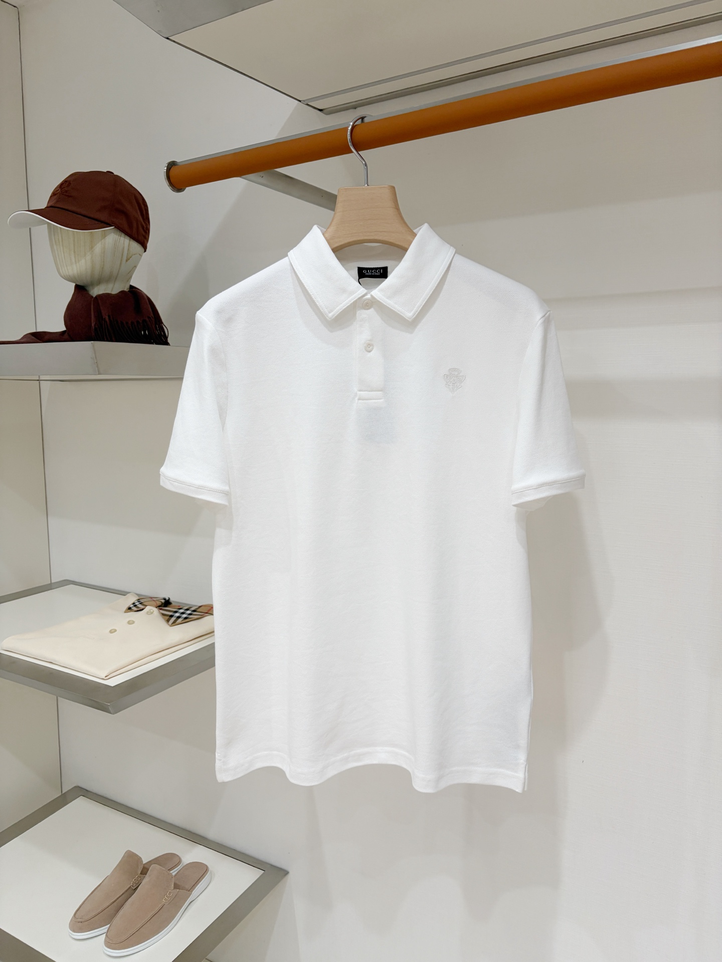 NO:955928,Gucci, 2026 new short-sleeved T-shirt, handsome and fashionable, simple and versatile. Exquisite embroidery pattern letter logo on the chest, cotton fabric is not only crisp and maintains the trendy silhouette, but also comfortable to wear, the yarn is more delicate, size S-XL,, T-shirt, tees, t-shirt,19860909古奇、2026新品短袖T恤,帅气时尚,简约百搭款.胸前精致刺绣图案字母logo,面料棉 不仅挺括,保持潮流的廓形,又穿着舒适,纱织更细腻,码数S-XL,,T-shirt,tees，t-shirt,,Men's clothing