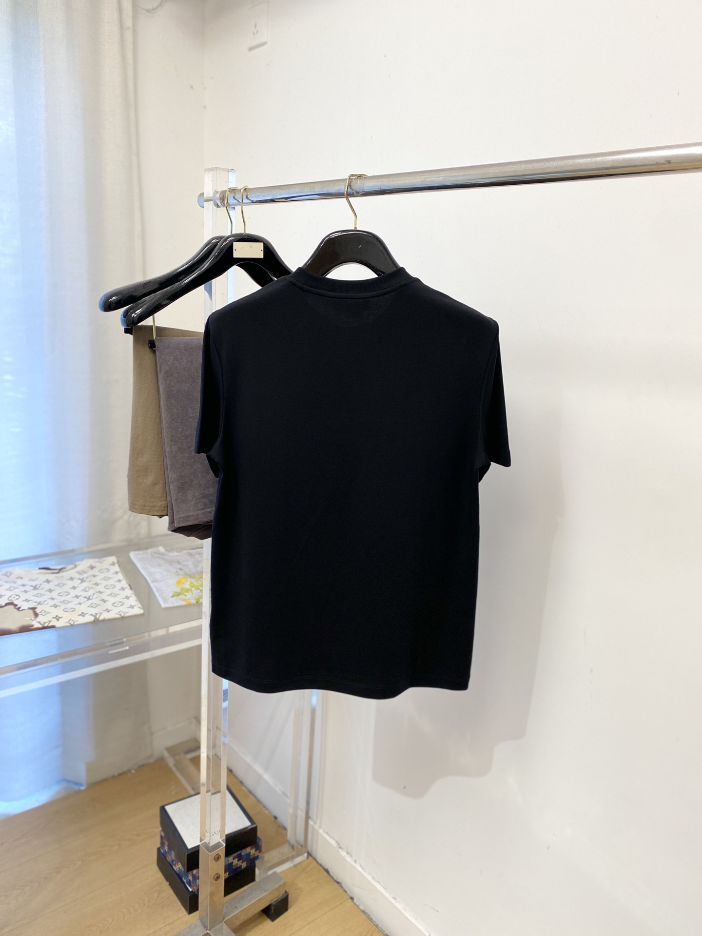 YSL 圣罗兰、2026新品短袖T恤，帅气时尚，胸前顶级印胶字母logo，简约百搭款。面料棉 不仅挺括，保持潮流的廓形，