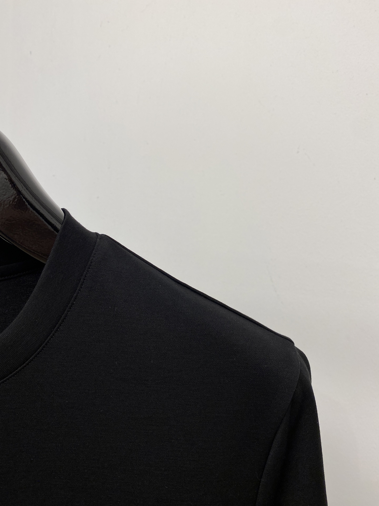 YSL 圣罗兰、2026新品短袖T恤，帅气时尚，胸前顶级印胶字母logo，简约百搭款。面料棉 不仅挺括，保持潮流的廓形，