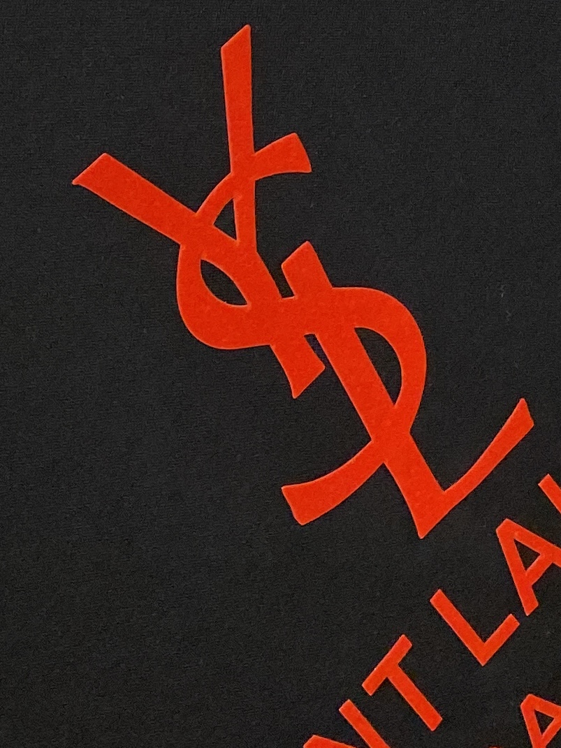 YSL 圣罗兰、2026新品短袖T恤，帅气时尚，胸前顶级印胶字母logo，简约百搭款。面料棉 不仅挺括，保持潮流的廓形，