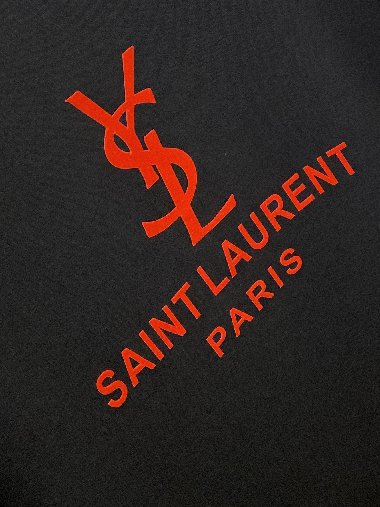 YSL 圣罗兰、2026新品短袖T恤，帅气时尚，胸前顶级印胶字母logo，简约百搭款。面料棉 不仅挺括，保持潮流的廓形，