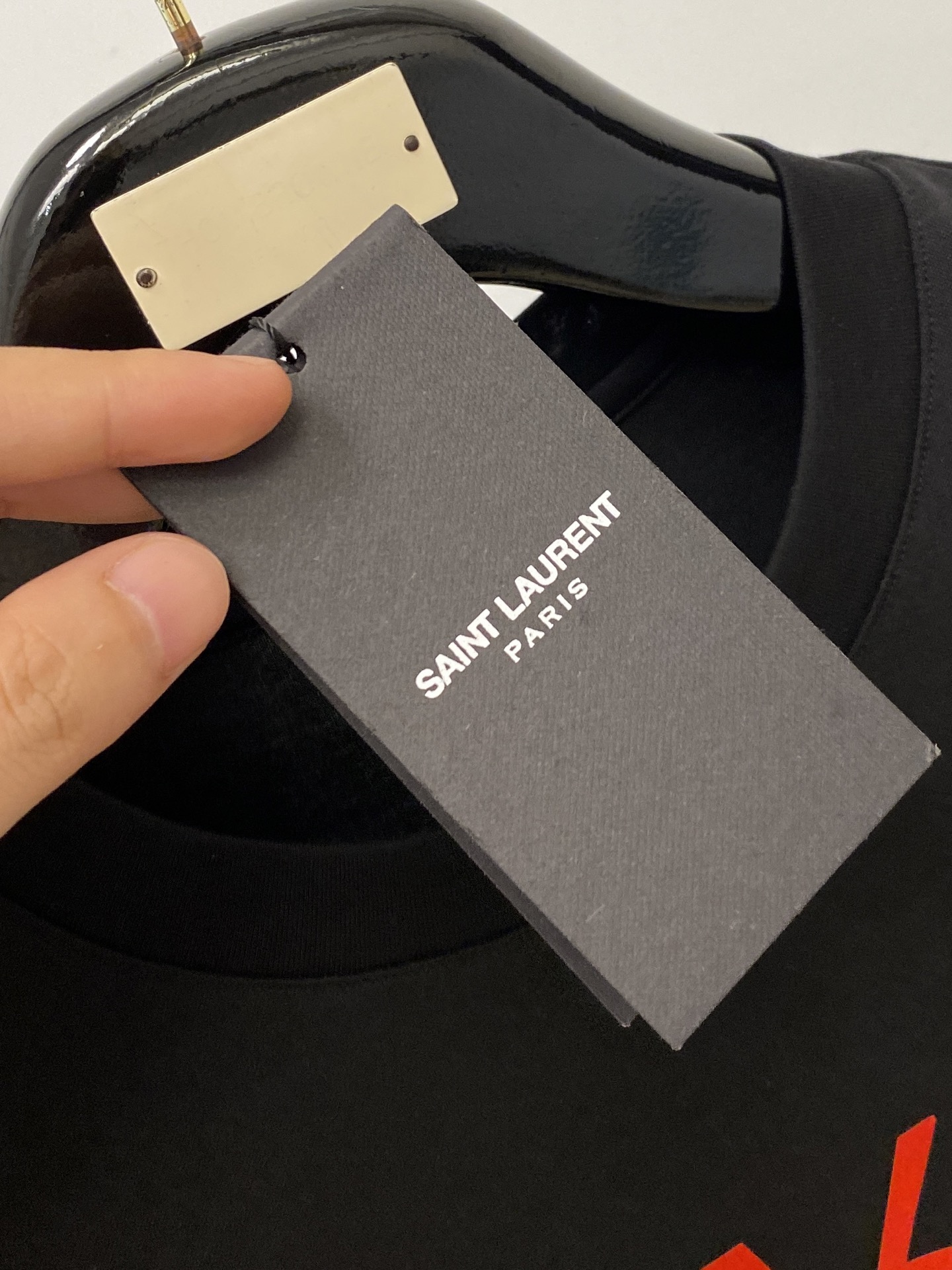 YSL 圣罗兰、2026新品短袖T恤，帅气时尚，胸前顶级印胶字母logo，简约百搭款。面料棉 不仅挺括，保持潮流的廓形，