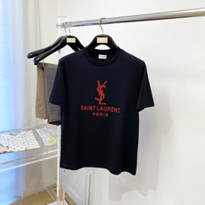 YSL 圣罗兰、2026新品短袖T恤,帅气时尚,胸前顶级印胶字母logo,简约百搭款。面料棉 不仅挺括,保持潮流的廓形, YSL 圣罗兰、2026新品短袖T恤,帅气时尚,胸前顶级印胶字母logo,简约百搭款。面料棉 不仅挺括,保持潮流的廓形,