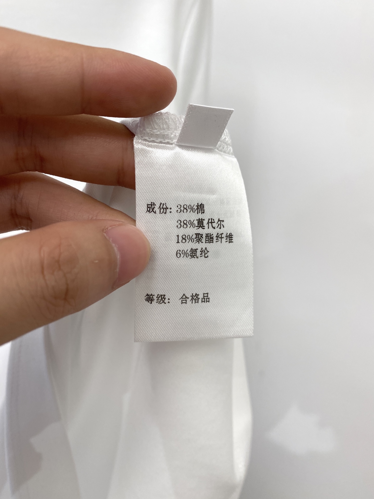 YSL 圣罗兰、2026新品短袖T恤，帅气时尚，胸前顶级印胶字母logo，简约百搭款。面料棉 不仅挺括，保持潮流的廓形，