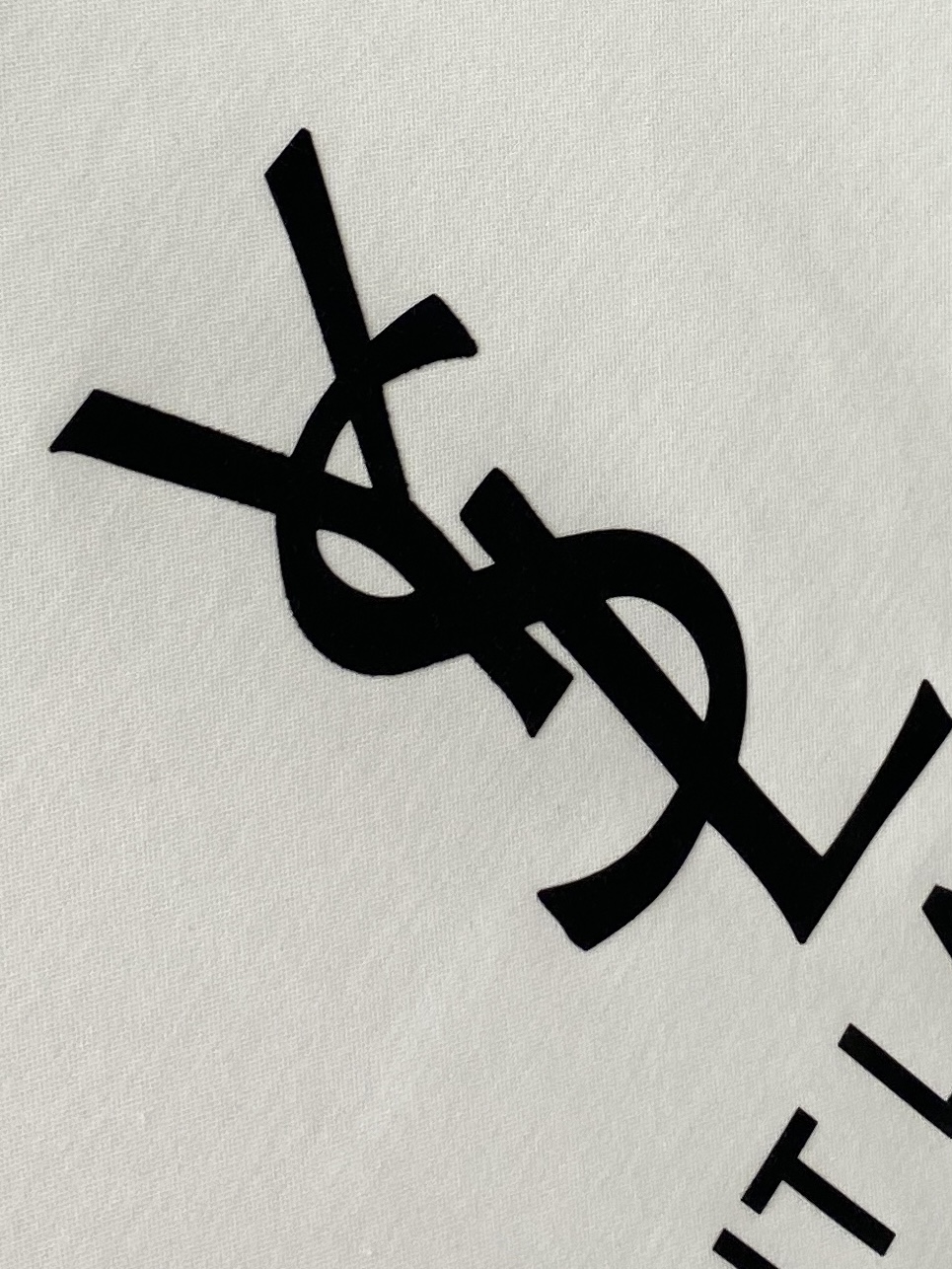 YSL 圣罗兰、2026新品短袖T恤，帅气时尚，胸前顶级印胶字母logo，简约百搭款。面料棉 不仅挺括，保持潮流的廓形，