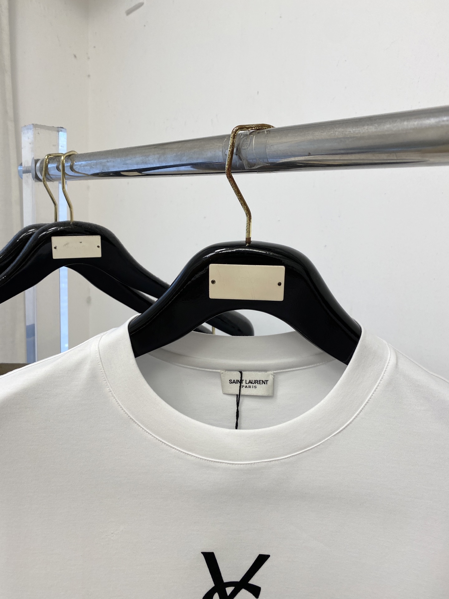 YSL 圣罗兰、2026新品短袖T恤，帅气时尚，胸前顶级印胶字母logo，简约百搭款。面料棉 不仅挺括，保持潮流的廓形，