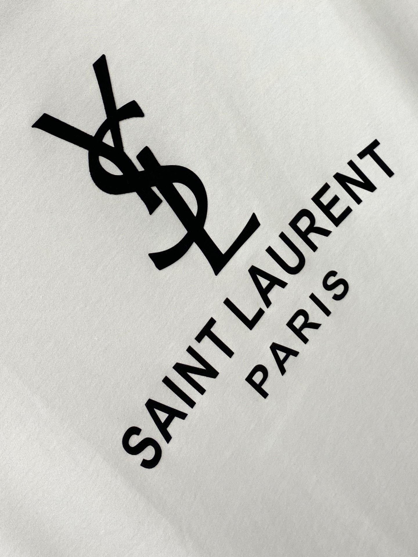 YSL 圣罗兰、2026新品短袖T恤，帅气时尚，胸前顶级印胶字母logo，简约百搭款。面料棉 不仅挺括，保持潮流的廓形，