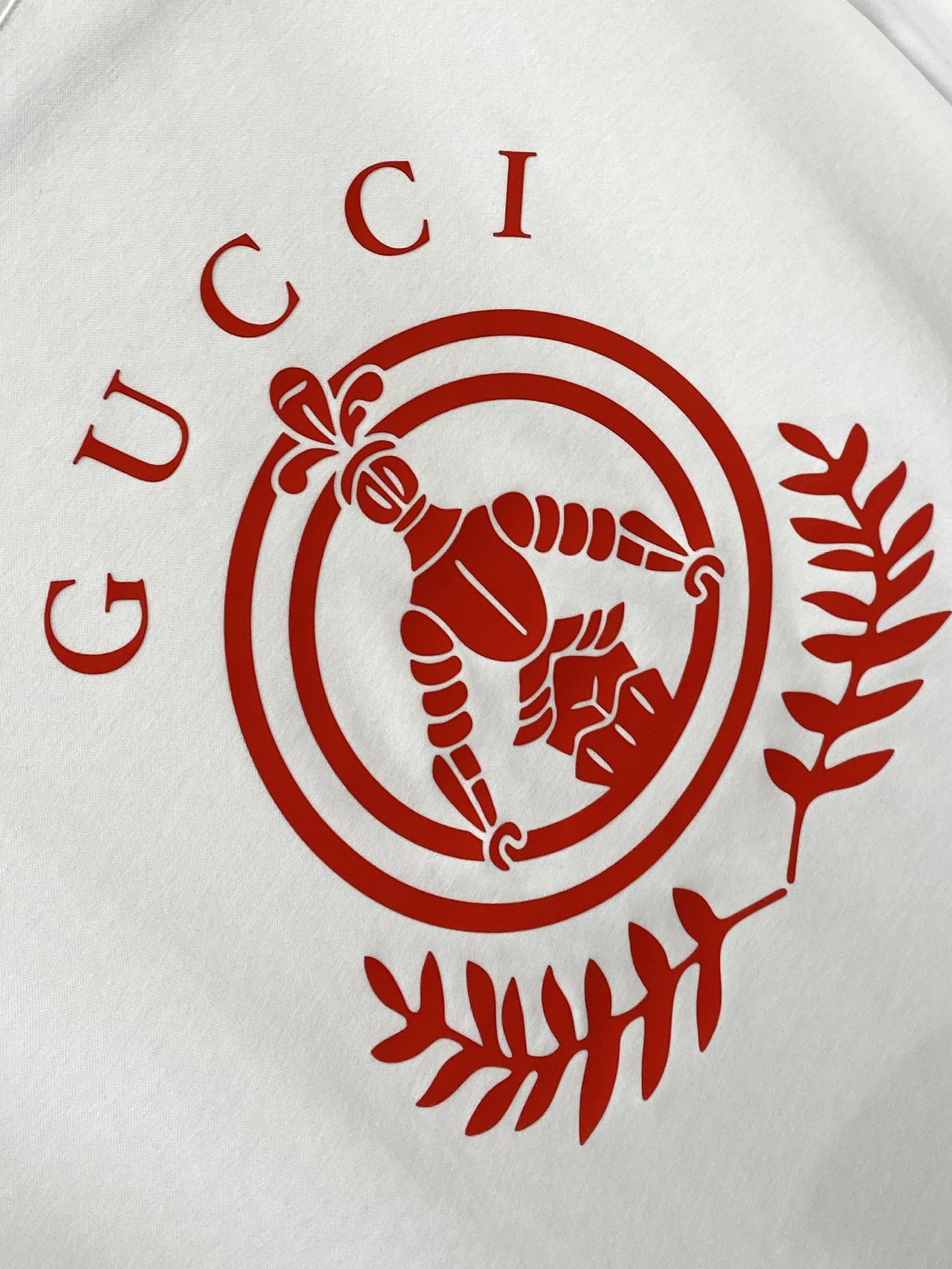 古奇、2026新品短袖T恤，帅气时尚，胸前顶级印胶字母图案logo，简约百搭款。面料棉 不仅挺括，保持潮流的廓形，又穿着