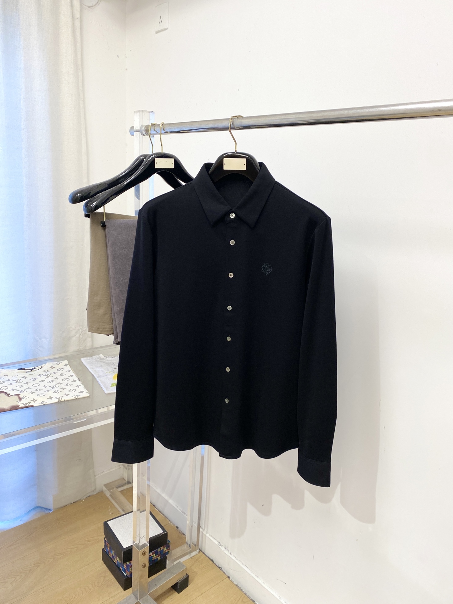 Loro Piana、2026新品衬衫外套，时尚帅气，简约百搭款，胸前精致刺绣图案logo，定制原版面料，不仅挺括，保持