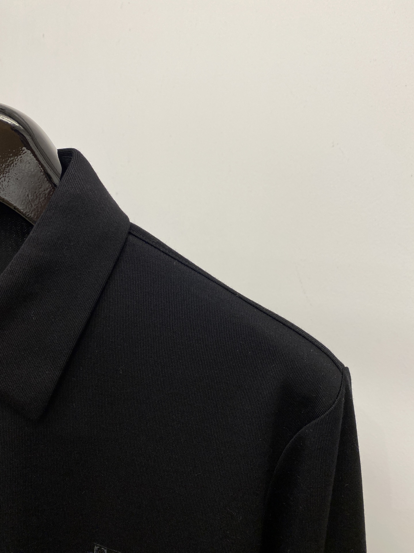Loro Piana、2026新品衬衫外套，时尚帅气，简约百搭款，胸前精致刺绣图案logo，定制原版面料，不仅挺括，保持